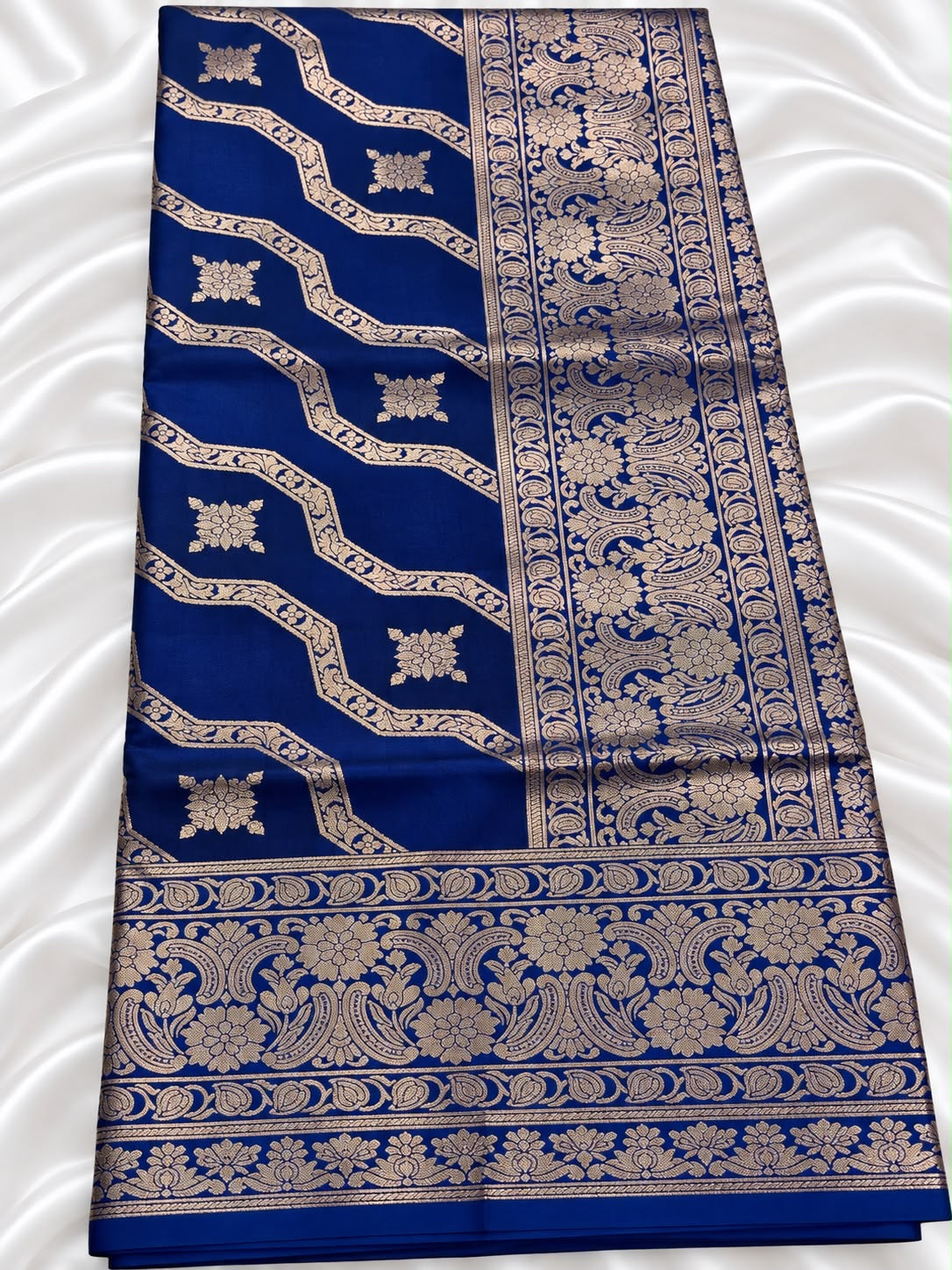 Banarasi Saree mit goldfarbenem Zari-Wellenmuster