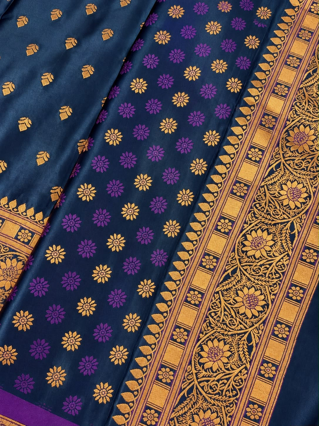 Marineblauer Banarasi Saree mit goldenem Zari-Muster und lila Akzenten