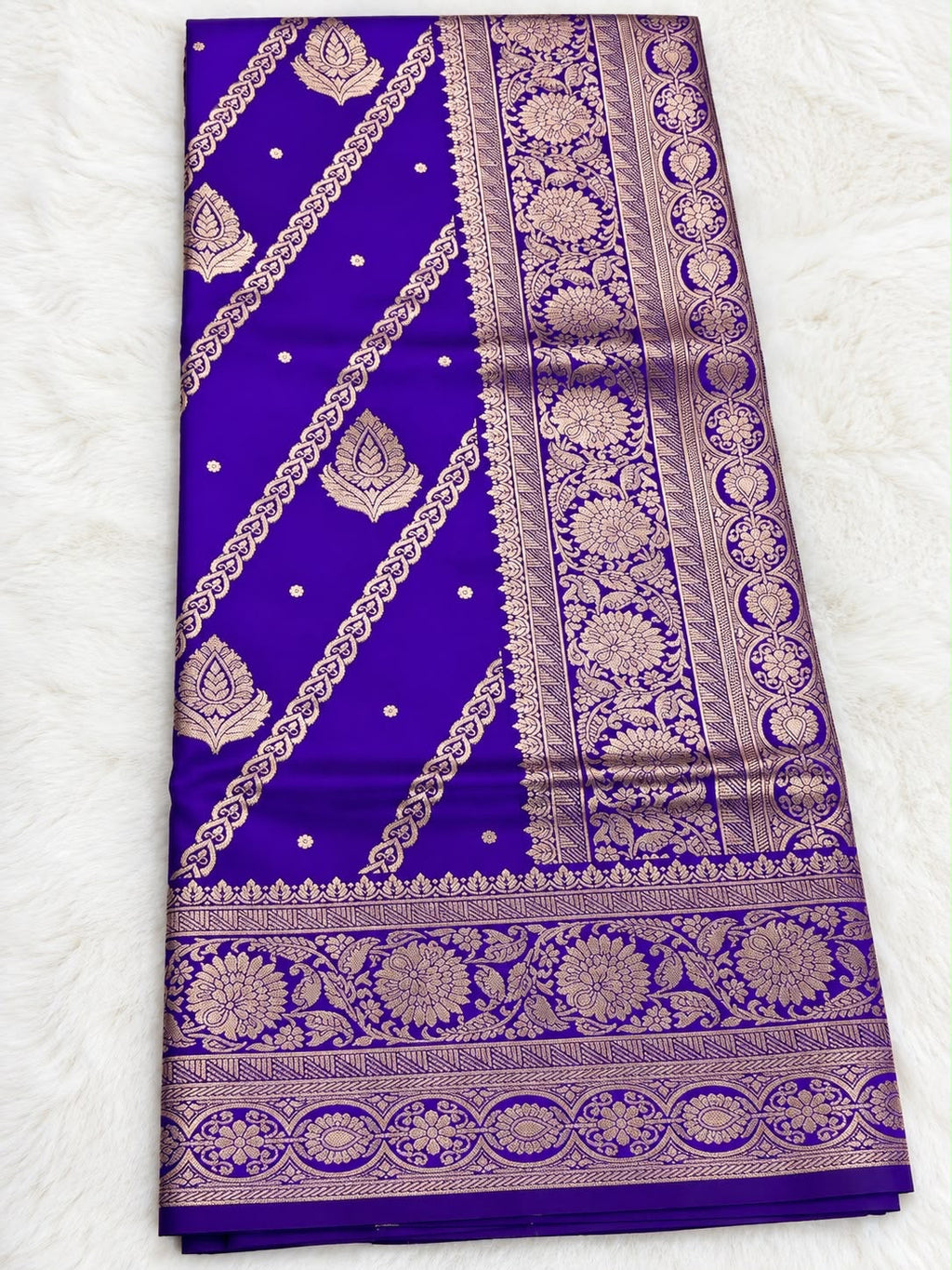 Banarasi Seiden-Saree mit Zari-Weberei