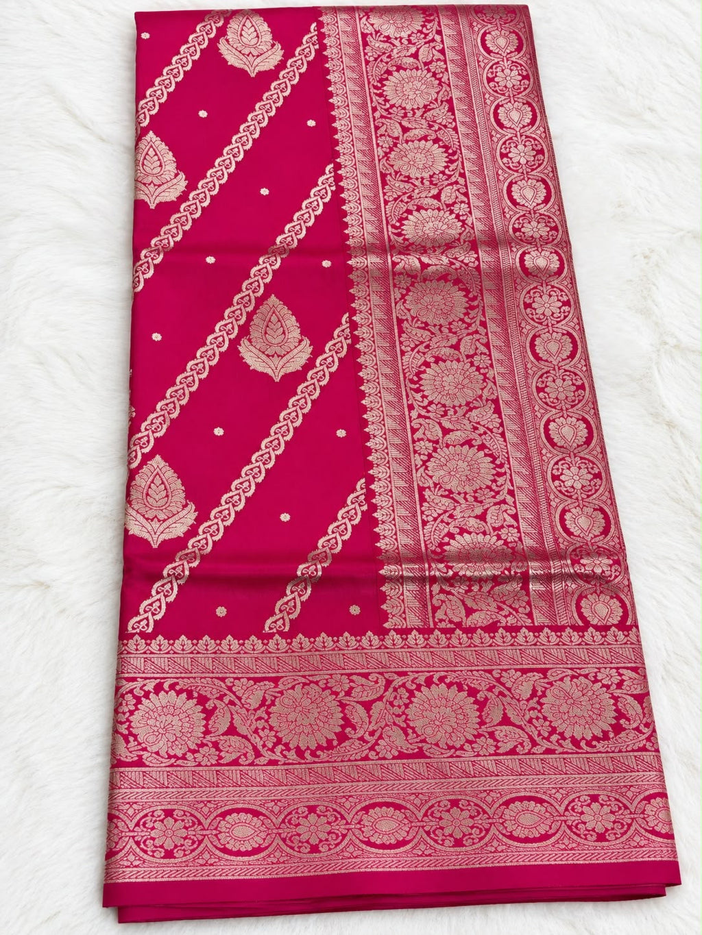 Banarasi Seiden-Saree mit Zari-Weberei