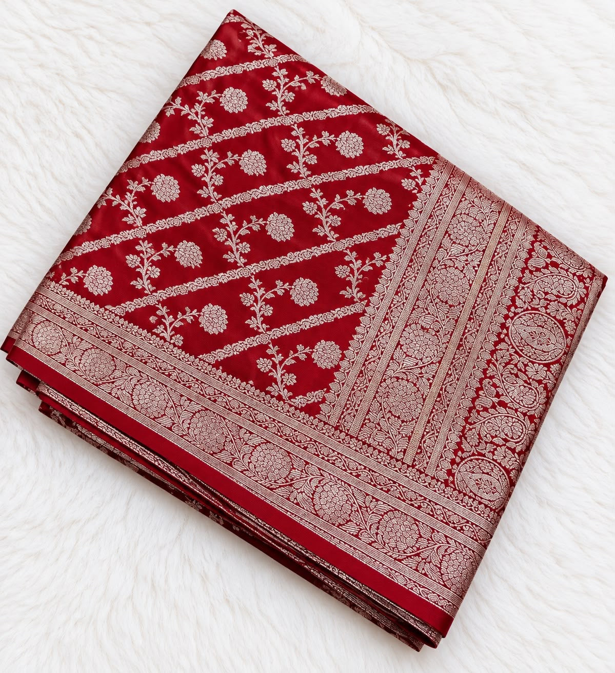 Roter Saree mit goldener Zari-Blumenweberei