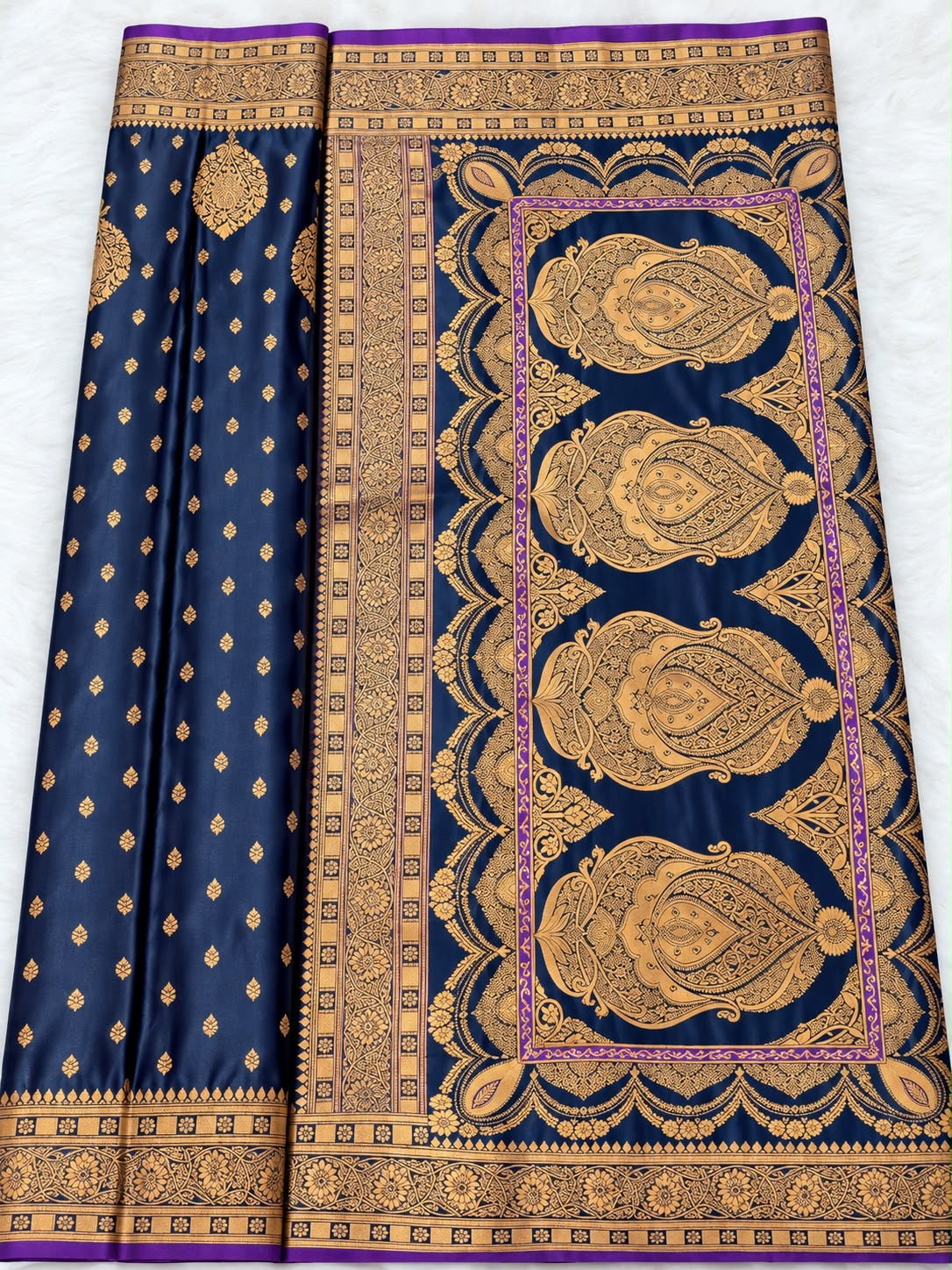 Marineblauer Banarasi Saree mit goldenem Zari-Muster und lila Akzenten