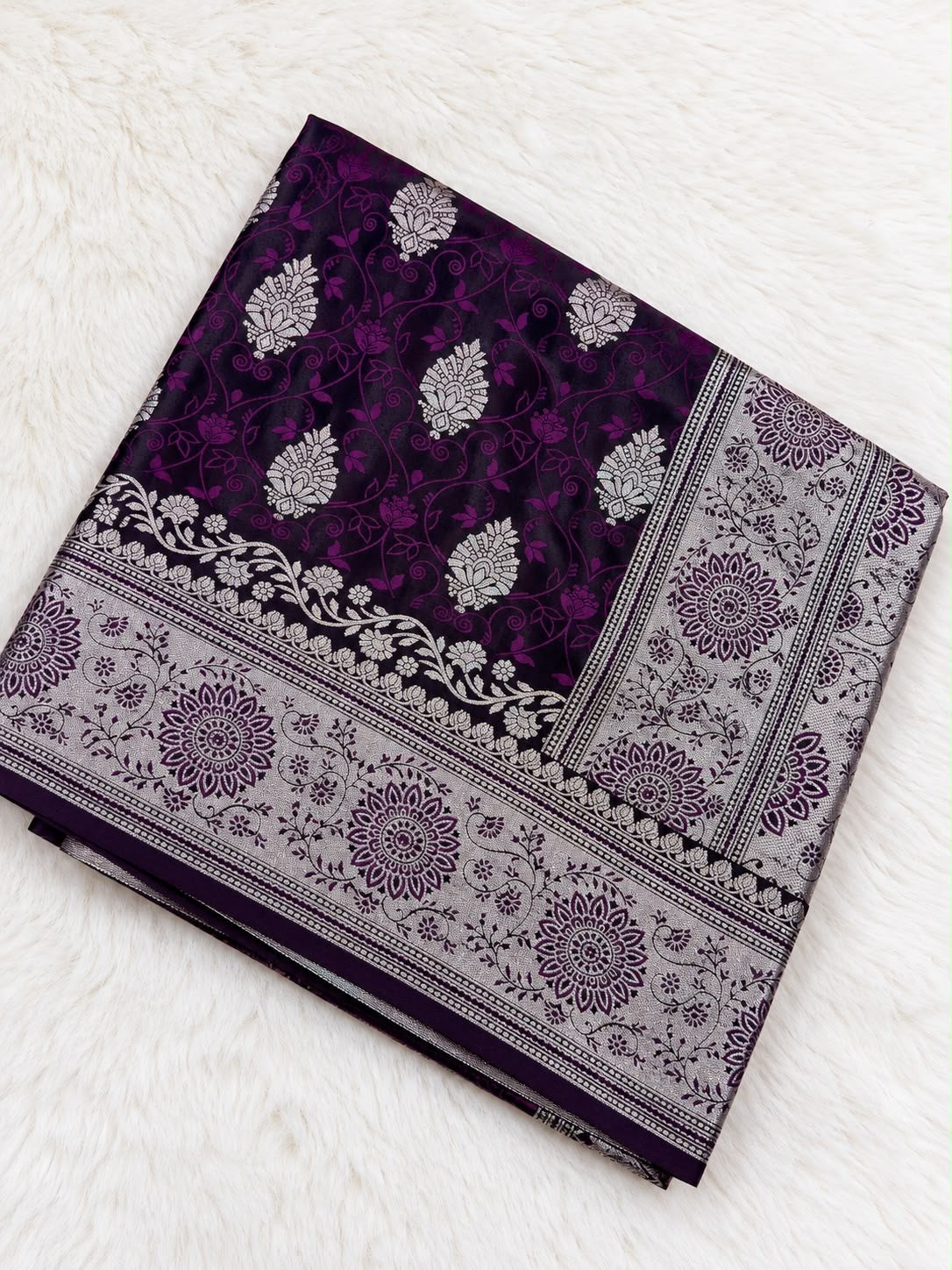 Saree Violett mit silbernem Zari-Muster