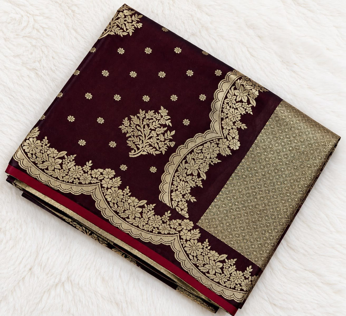 Saree Bordeaux mit goldenem Zari-Muster