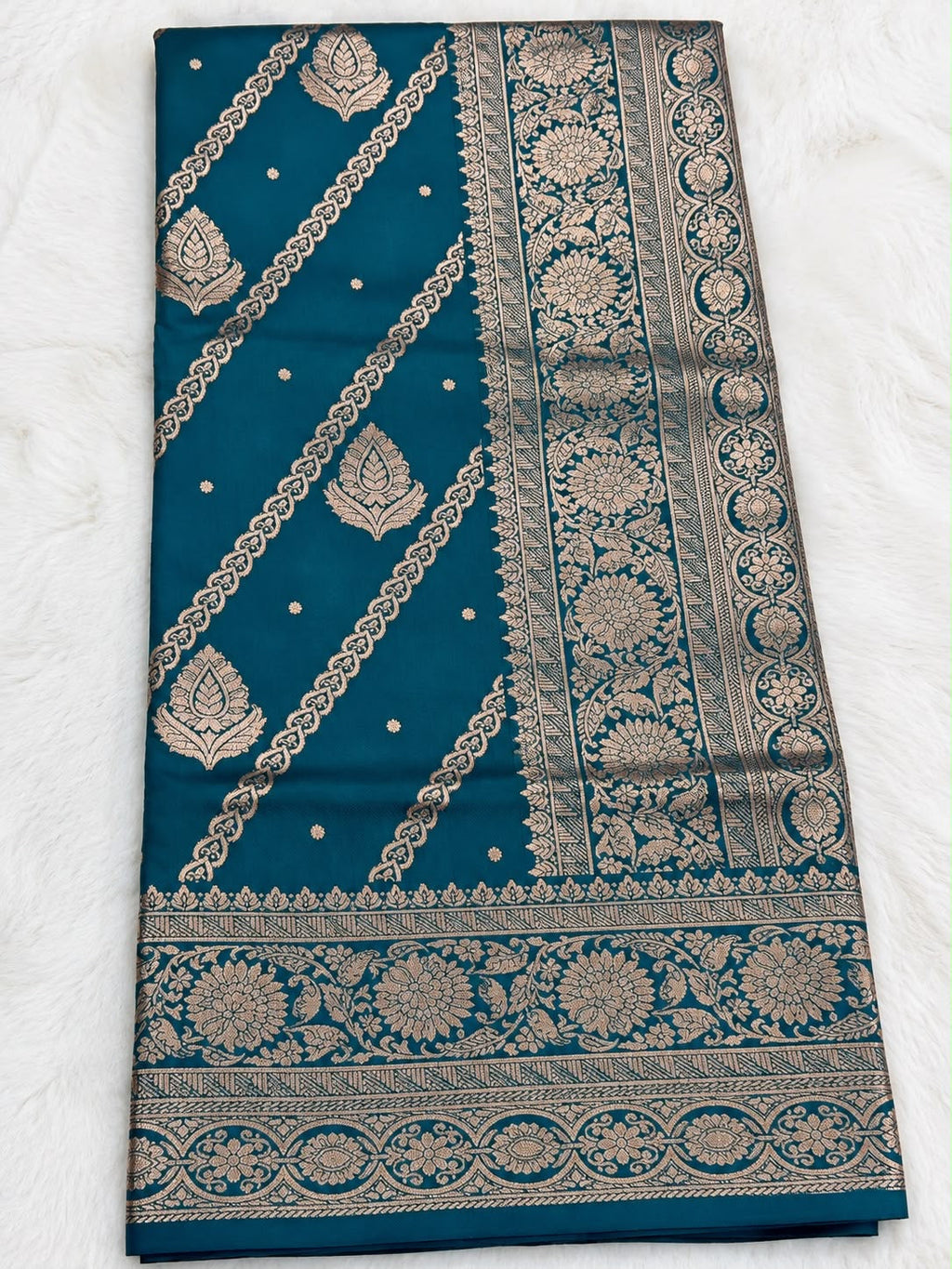 Banarasi Seiden-Saree mit Zari-Weberei