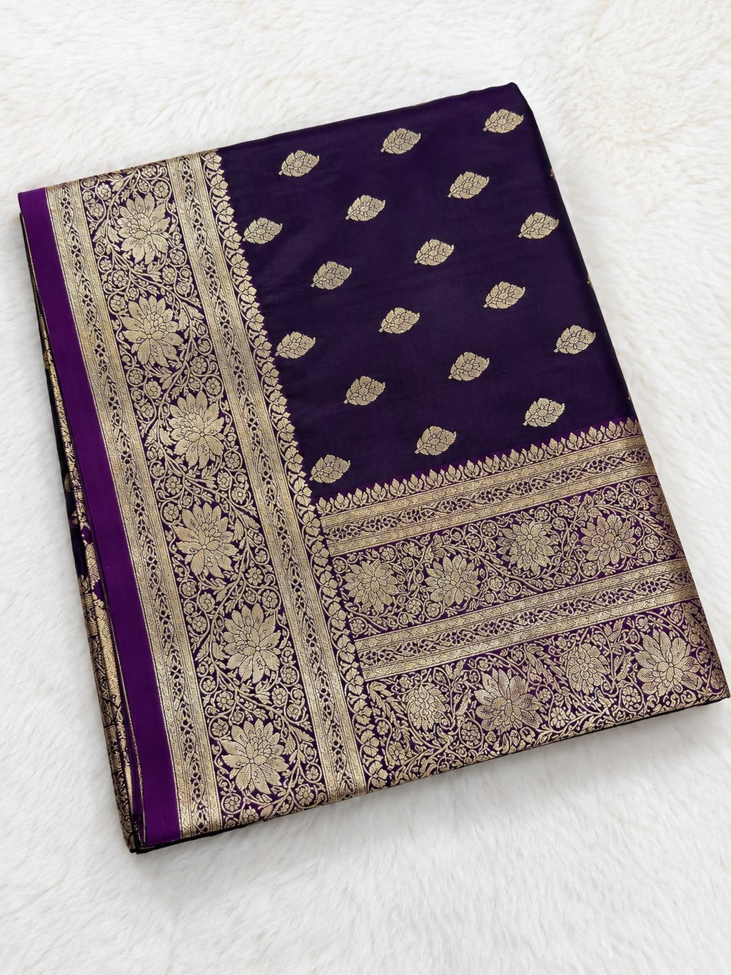 Dunkelvioletter Banarasi Saree mit goldenem Zari-Muster