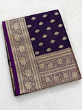 Dunkelvioletter Banarasi Saree mit goldenem Zari-Muster