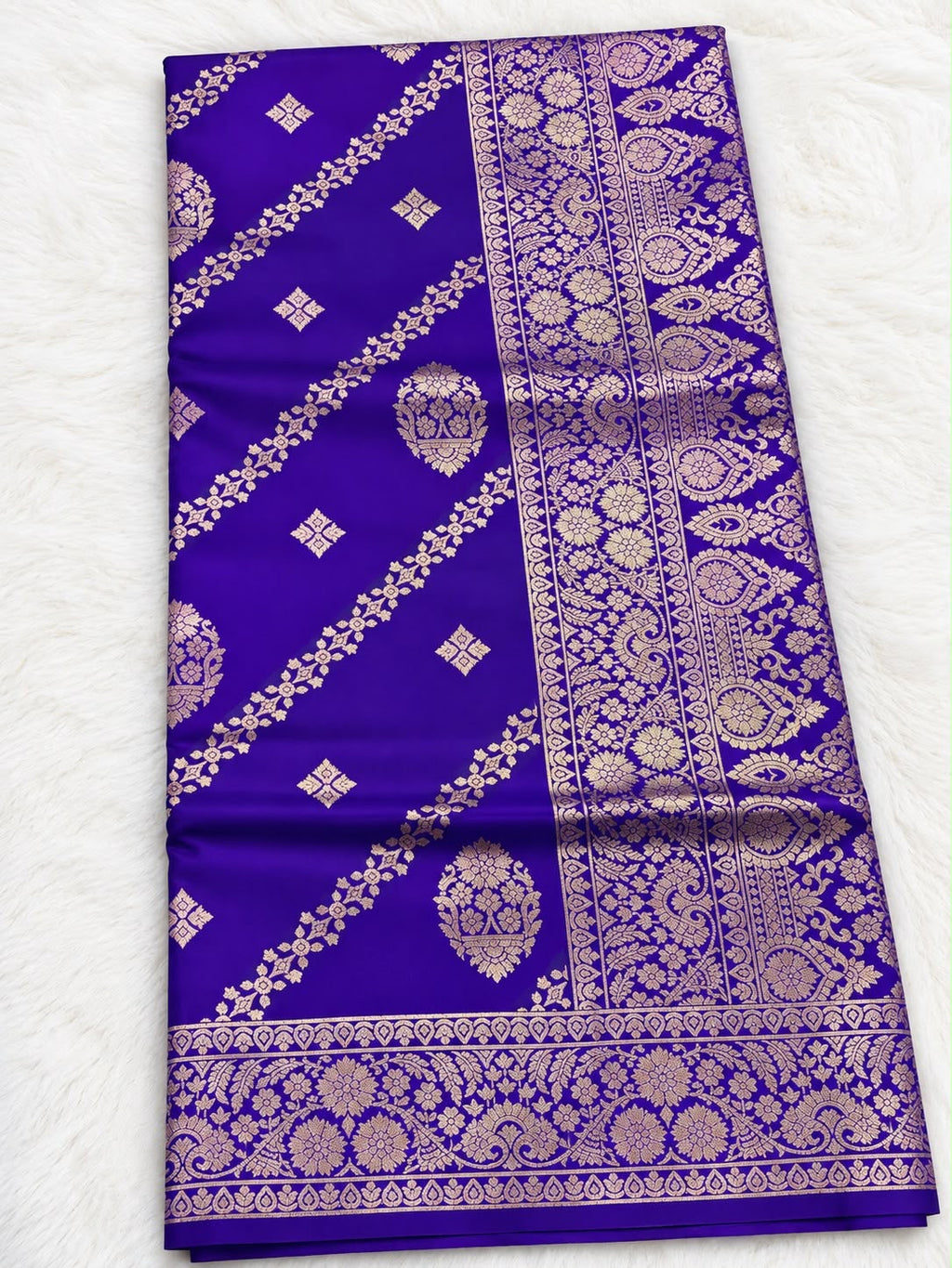 Banarasi Saree mit goldenem Zari-Diagonalmuster – 6 Farben