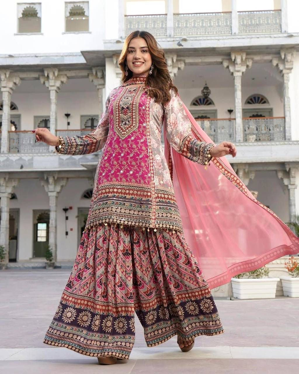 Pinkes Gharara Set mit Stickerei – M