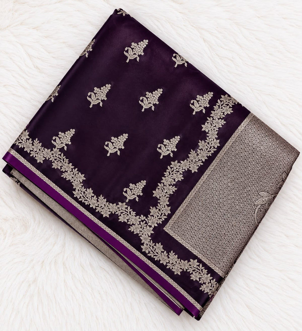 Banarasi Seiden-Saree Dunkellila mit silbernem Zari-Muster