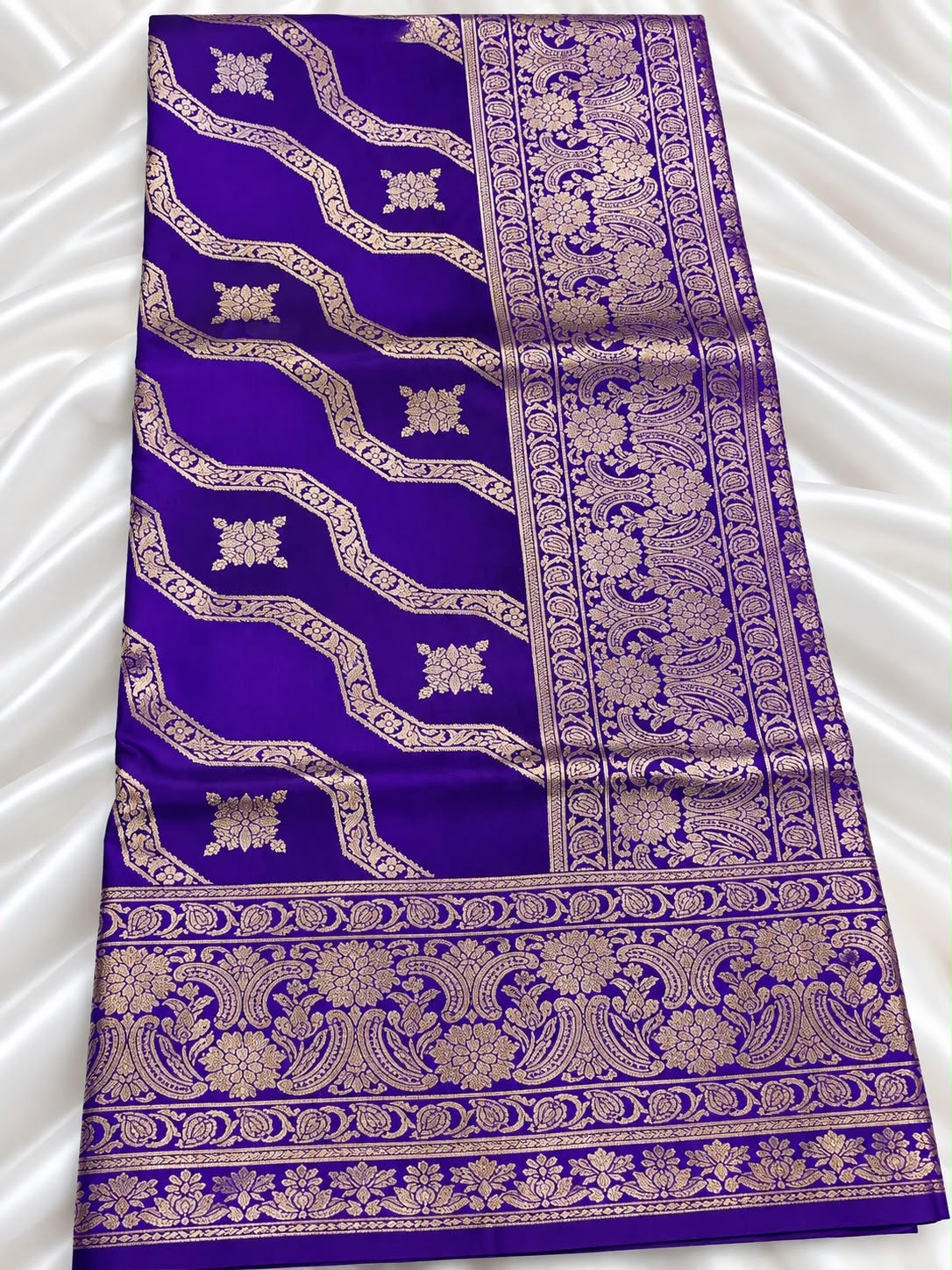 Banarasi Saree mit goldfarbenem Zari-Wellenmuster