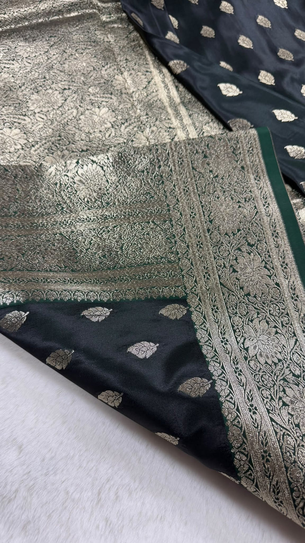 Dunkelgrüner Banarasi-Saree mit Zari-Webmuster
