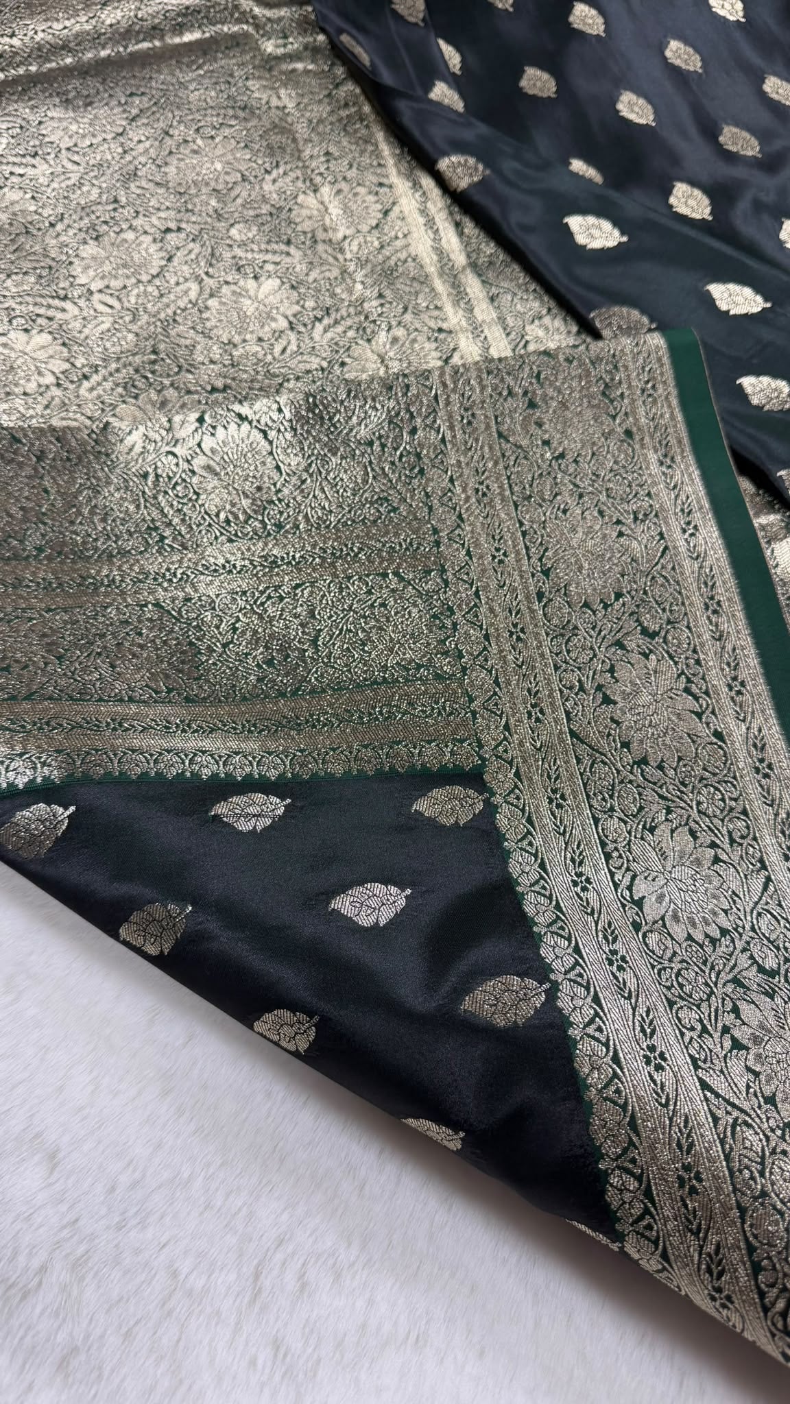 Dunkelgrüner Banarasi-Saree mit Zari-Webmuster