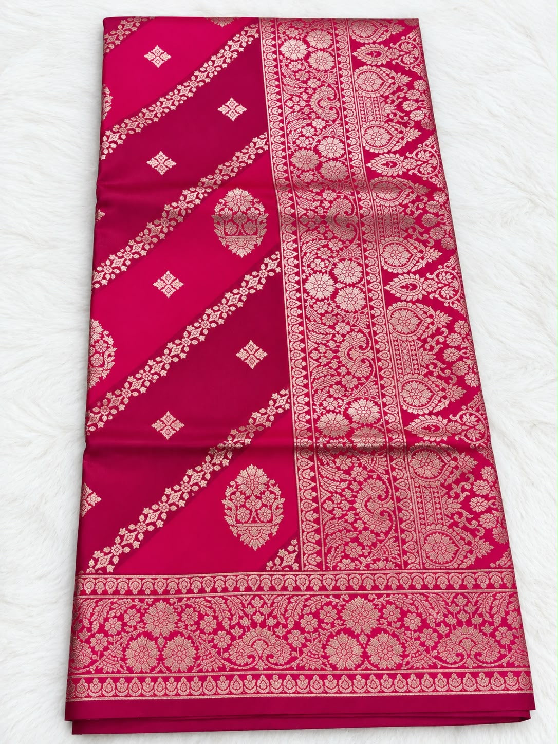 Banarasi Saree mit goldenem Zari-Diagonalmuster – 6 Farben