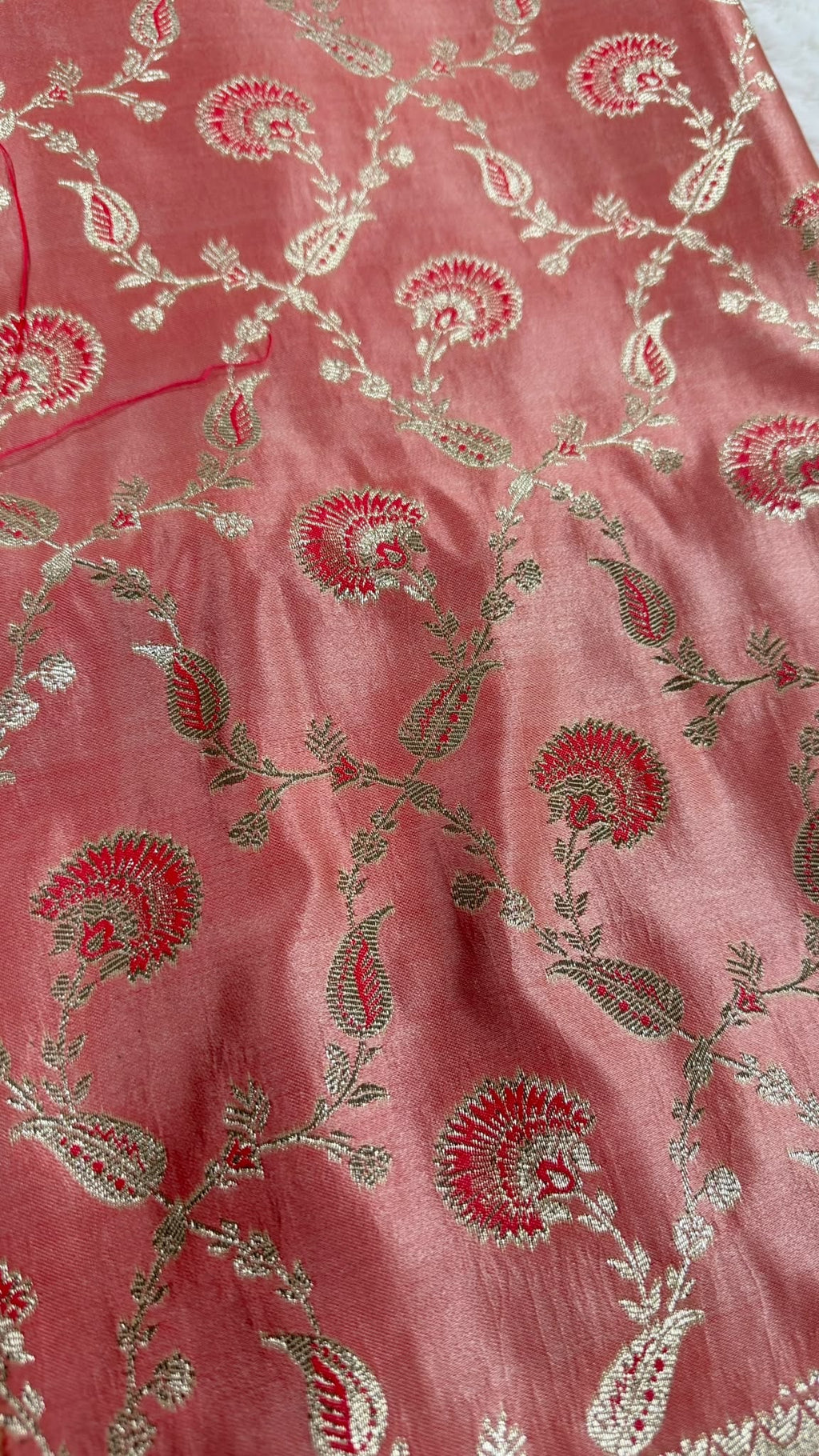 Banarasi Seiden-Saree Rosa mit goldenem Zari-Muster