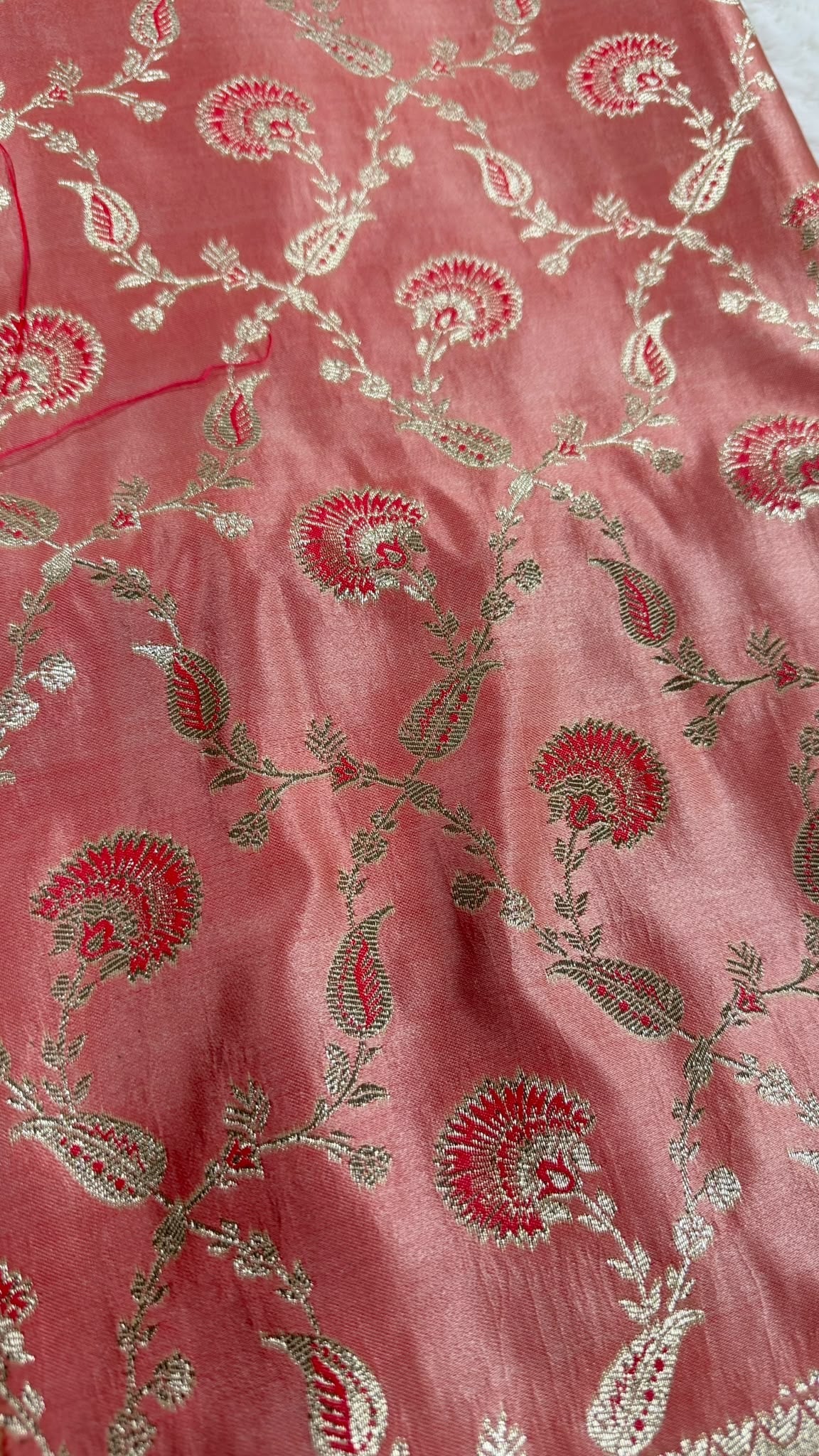 Banarasi Seiden-Saree Rosa mit goldenem Zari-Muster