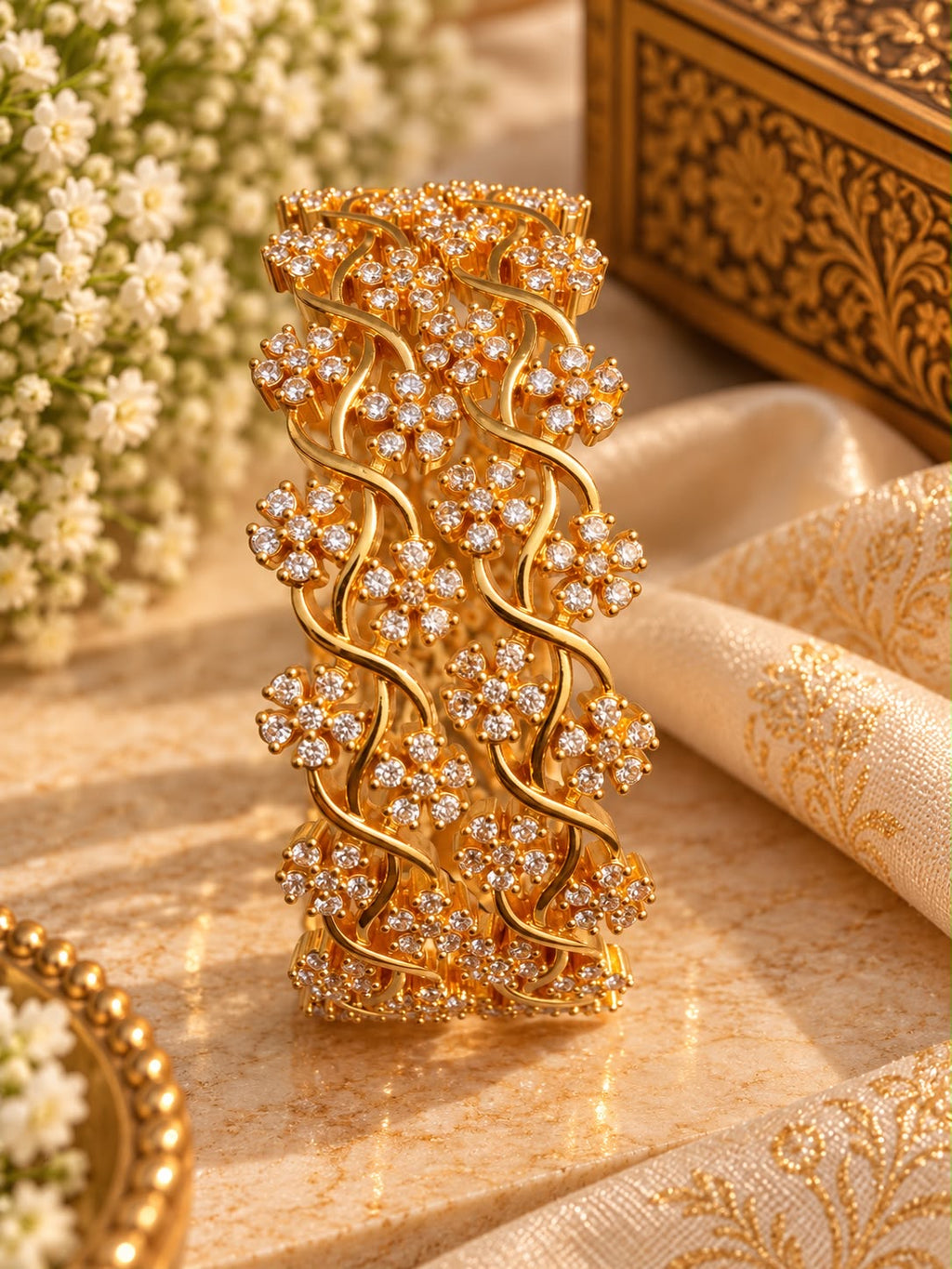 Goldfarbene florale Armreifen als Paar aus einer weiteren Perspektive