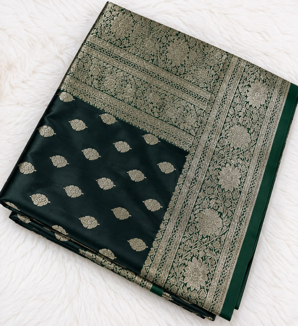Dunkelgrüner Banarasi-Saree mit Zari-Webmuster