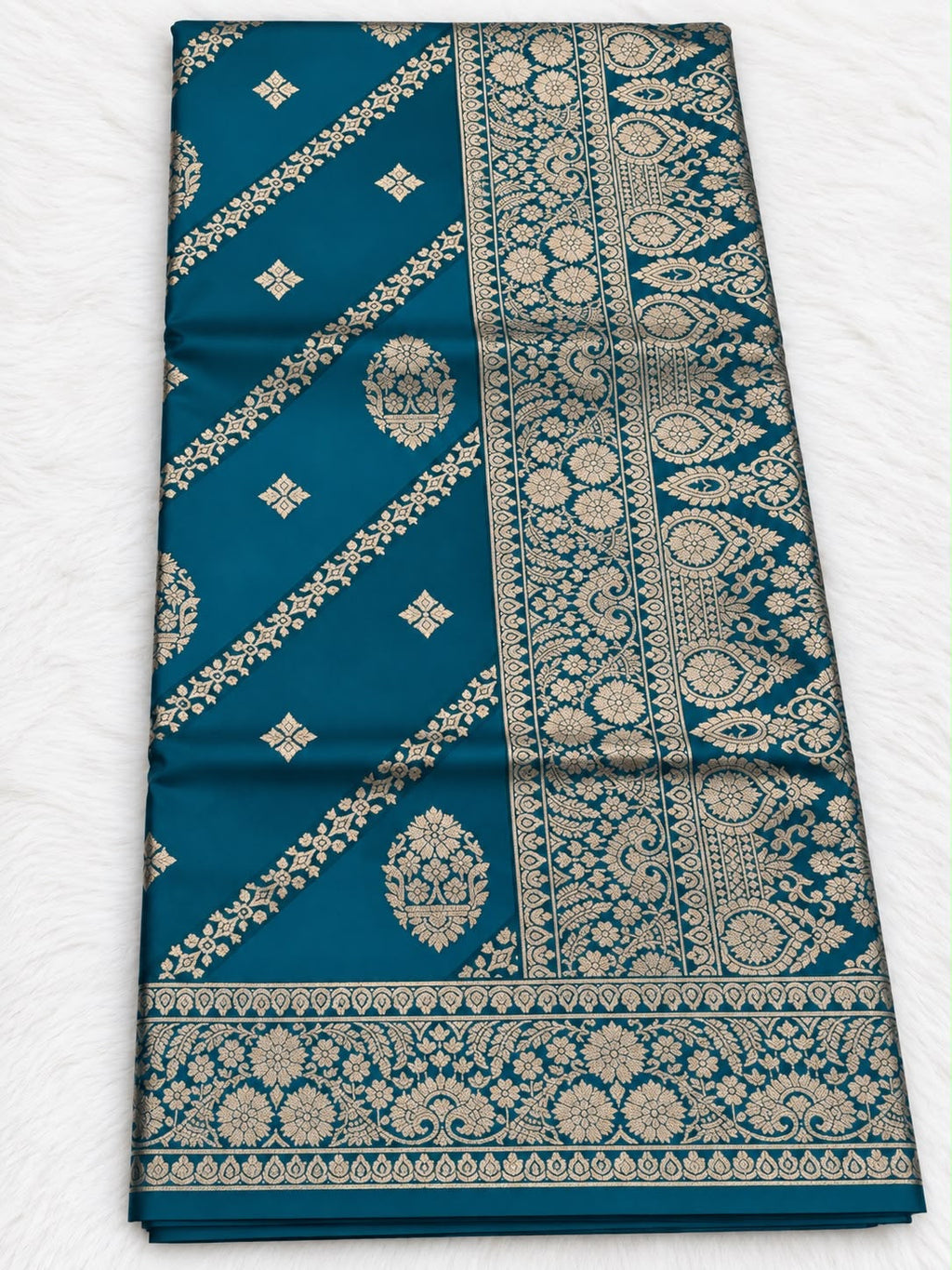 Banarasi Saree mit goldenem Zari-Diagonalmuster – 6 Farben