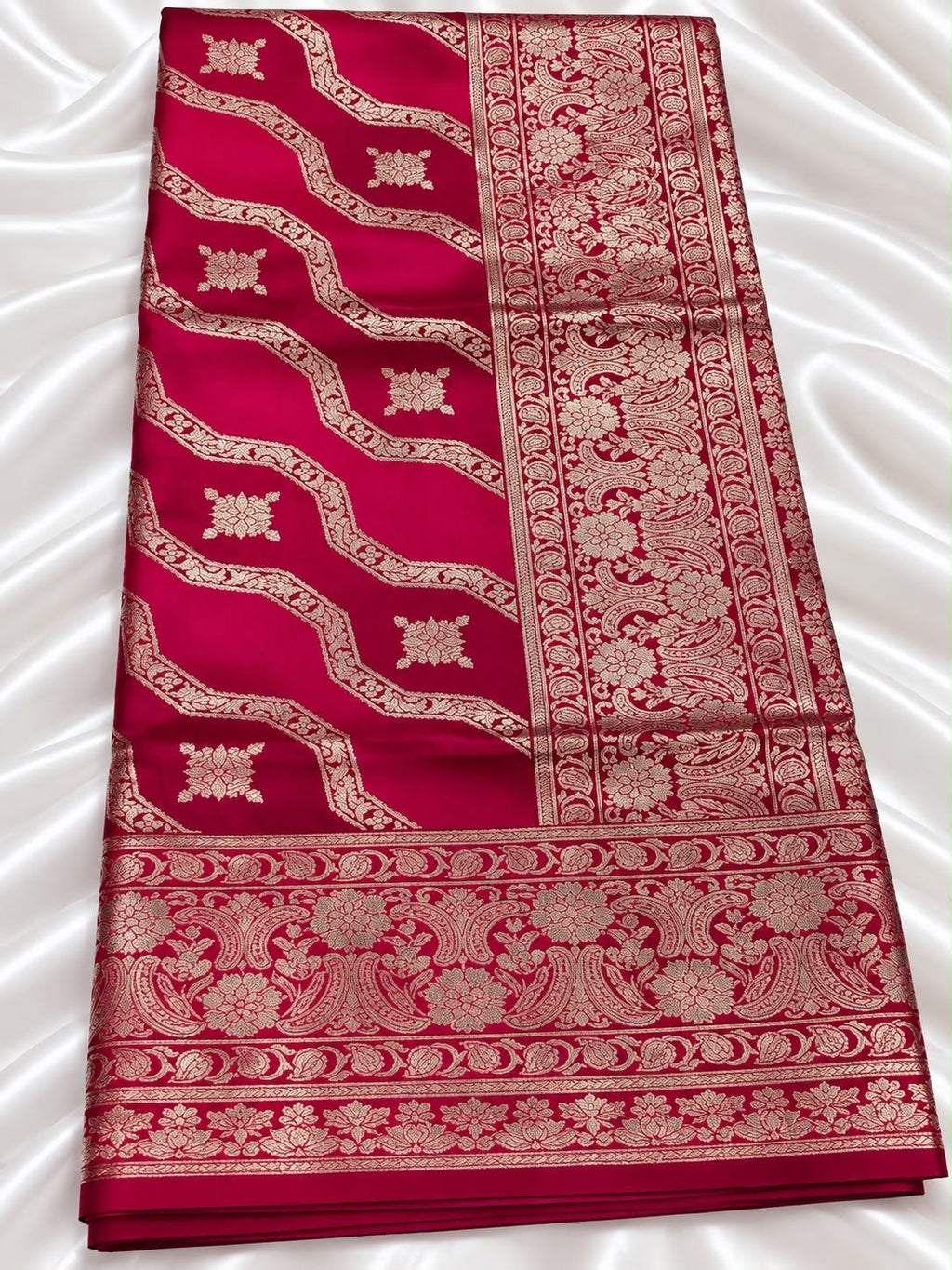 Banarasi Saree mit goldfarbenem Zari-Wellenmuster
