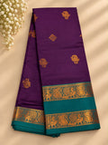 Violetter Saree mit petrolgrüner Bordüre und goldfarbenen Motiven