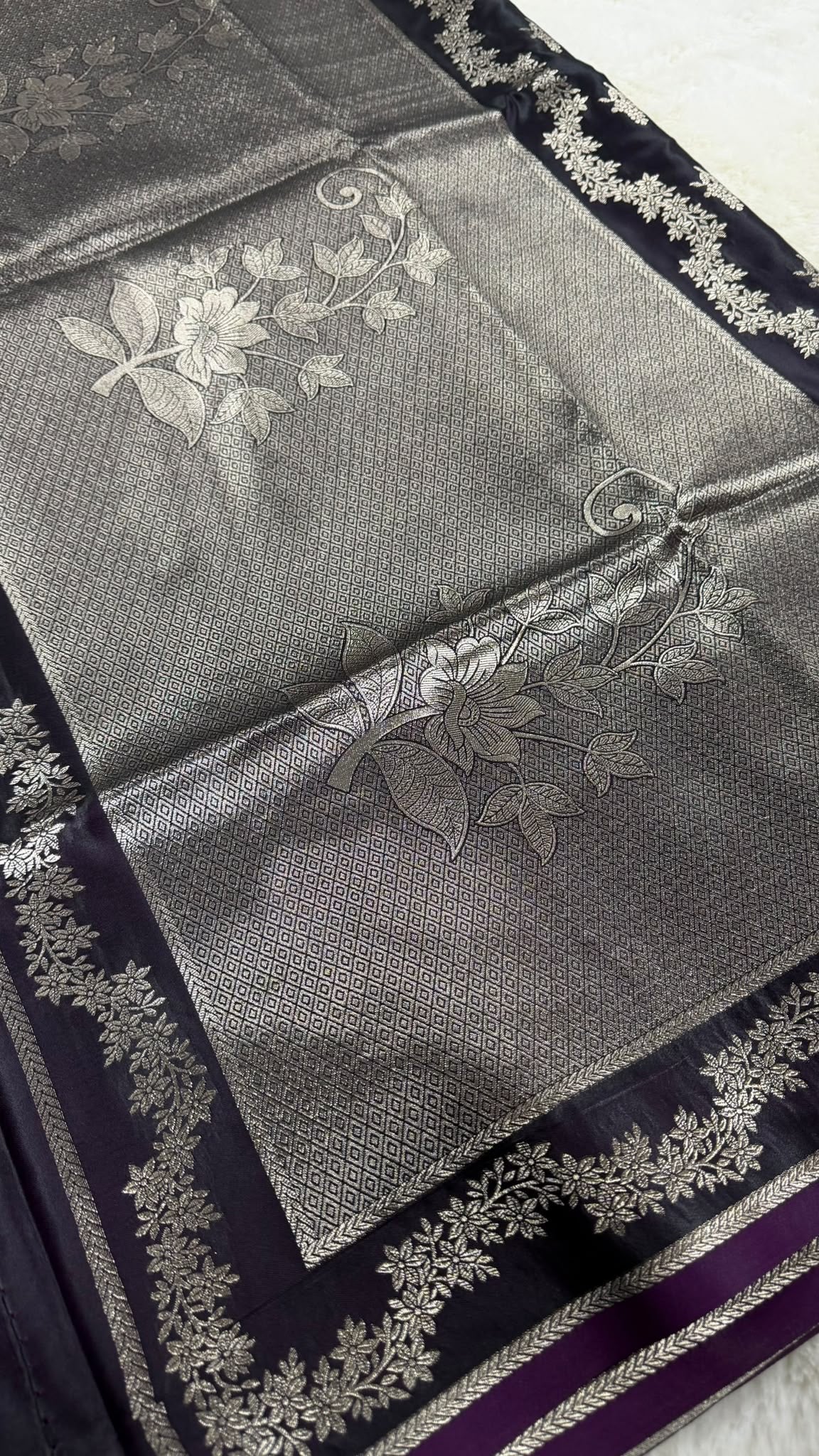 Banarasi Seiden-Saree Dunkellila mit silbernem Zari-Muster