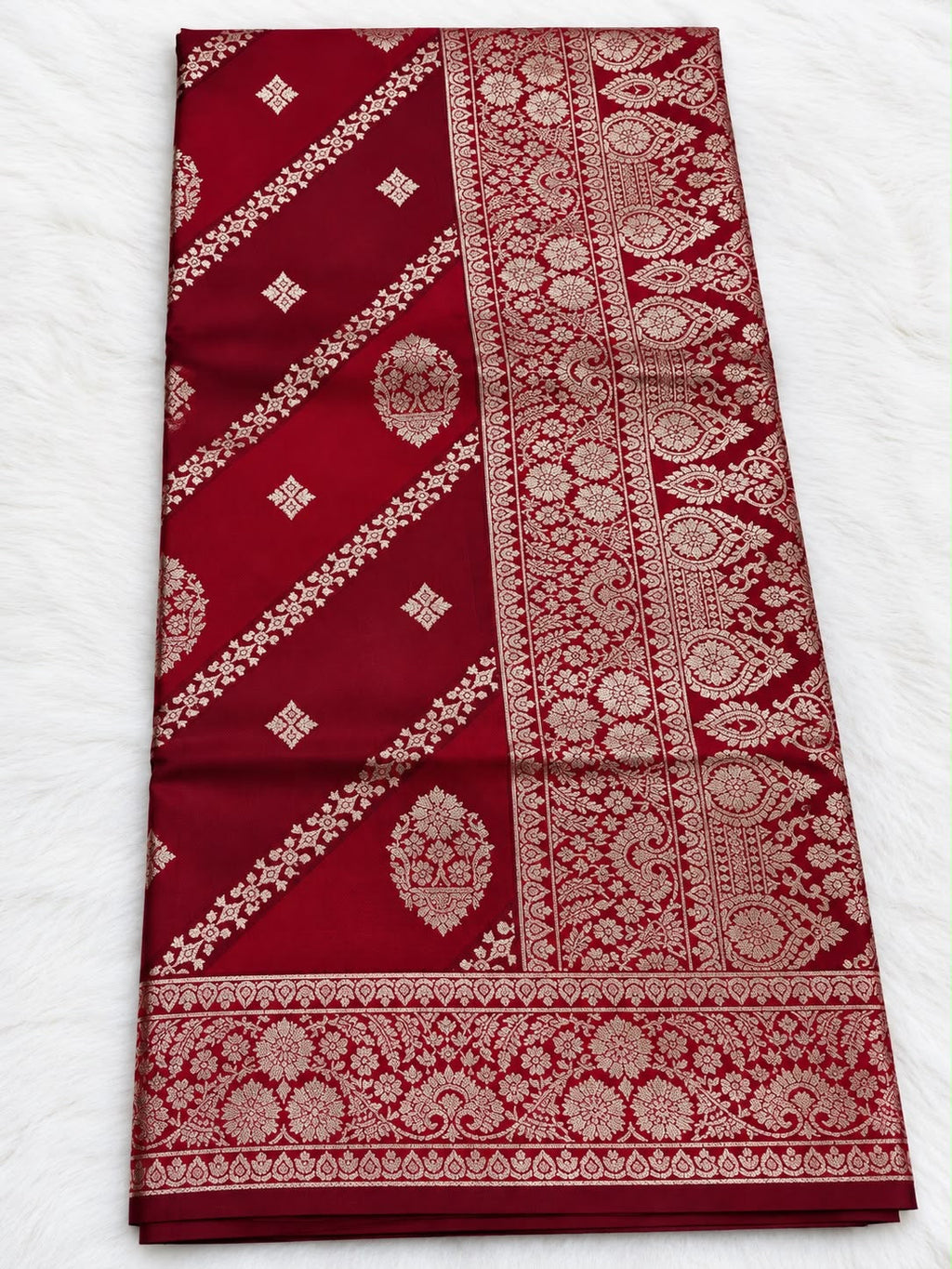 Banarasi Saree mit goldenem Zari-Diagonalmuster – 6 Farben