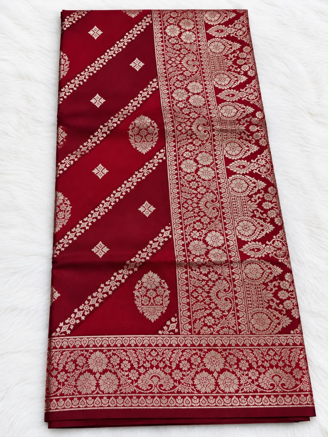 Banarasi Saree mit goldenem Zari-Diagonalmuster – 6 Farben