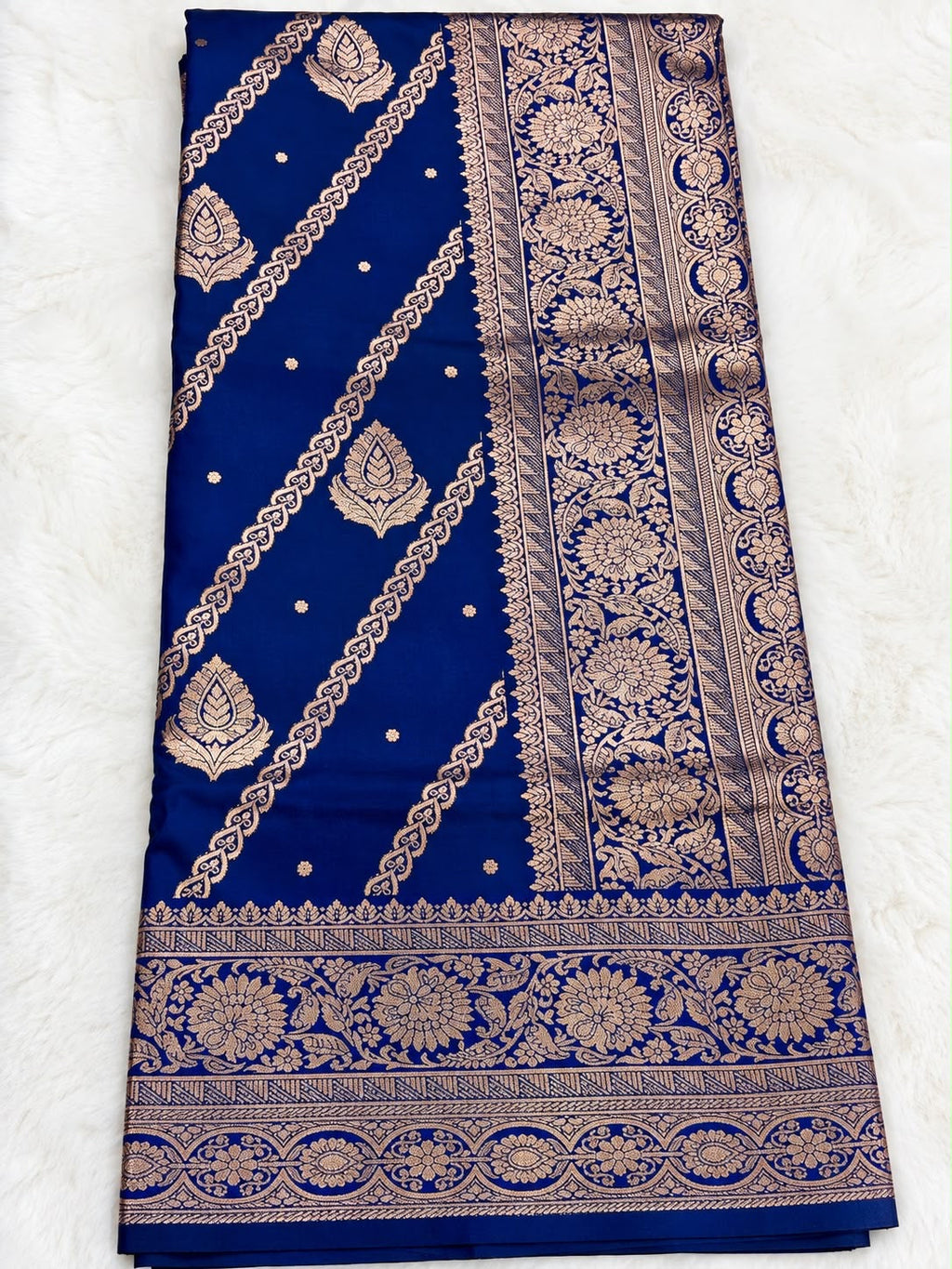 Banarasi Seiden-Saree mit Zari-Weberei
