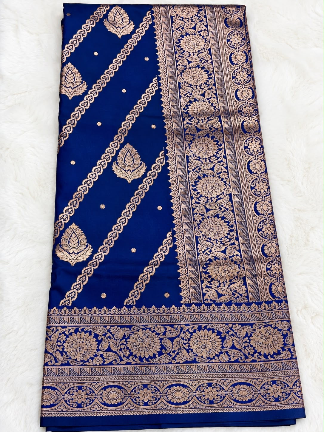 Banarasi Seiden-Saree mit Zari-Weberei