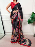 Schwarzer Saree mit Vogelmotiven und roter Bordüre