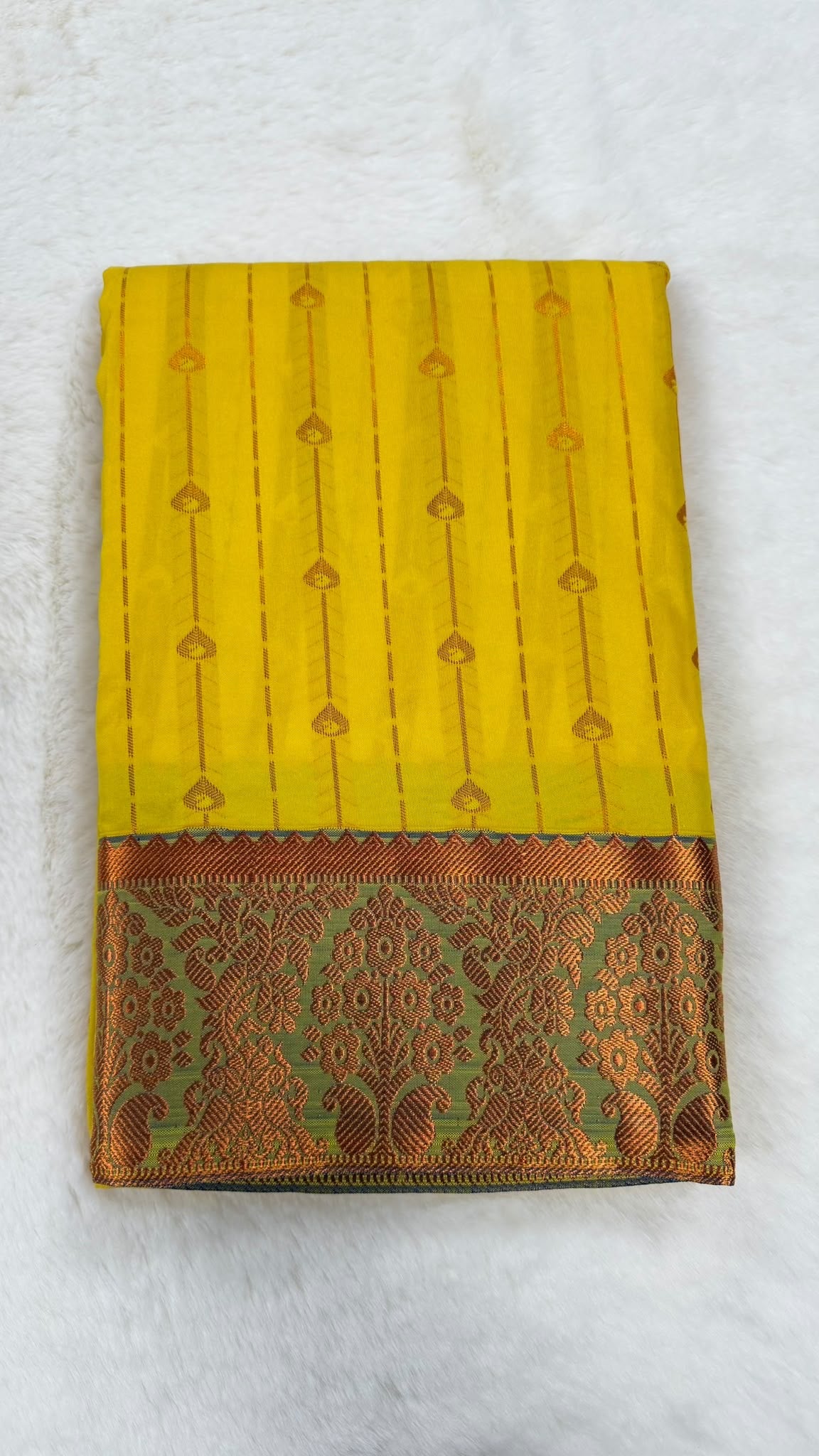 Gelber Saree mit goldfarbenen Motiven und Zierbordüre