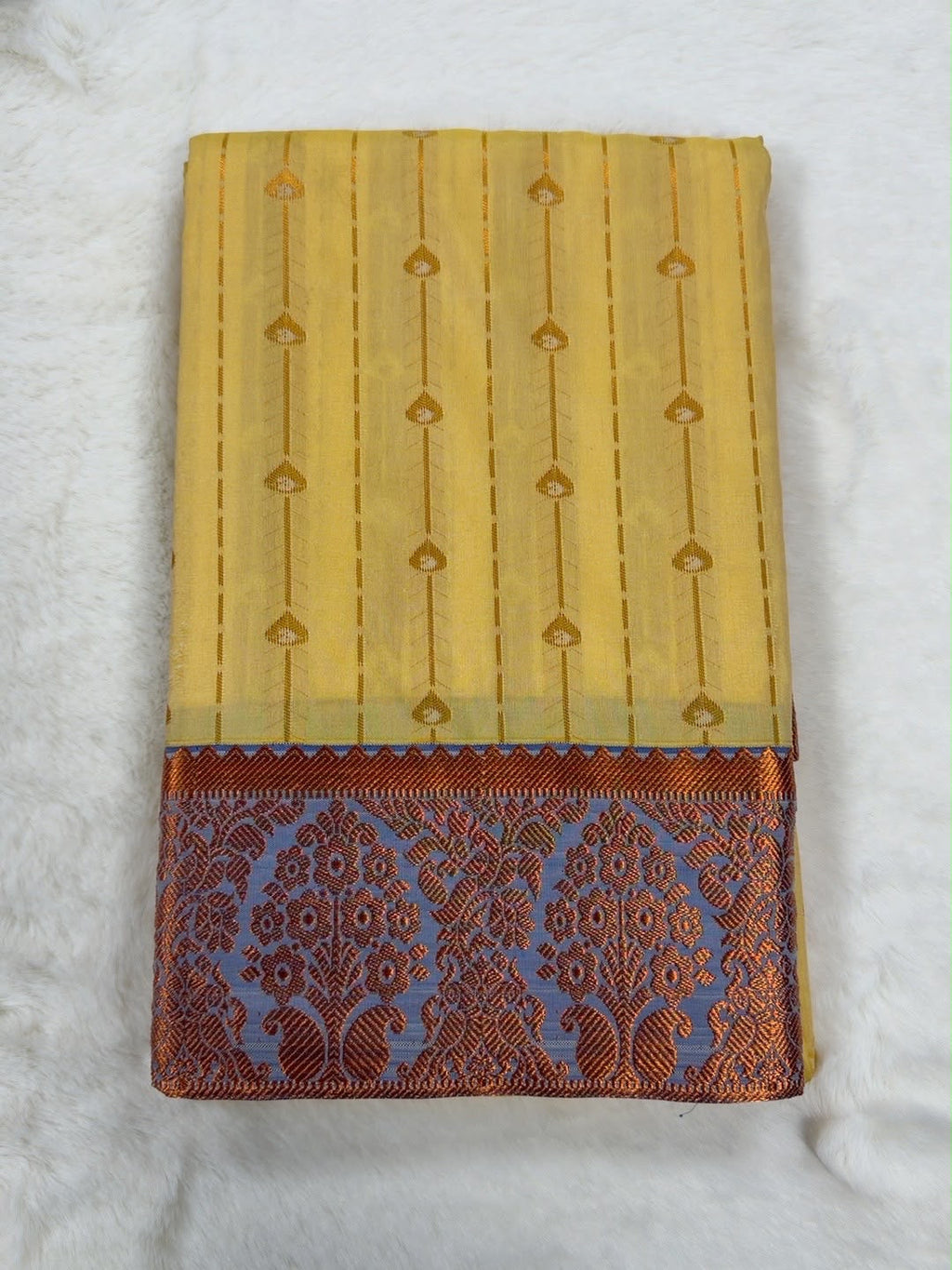 Sari mit goldfarbenem Muster und ornamentaler Bordüre