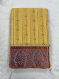 Sari mit goldfarbenem Muster und ornamentaler Bordüre