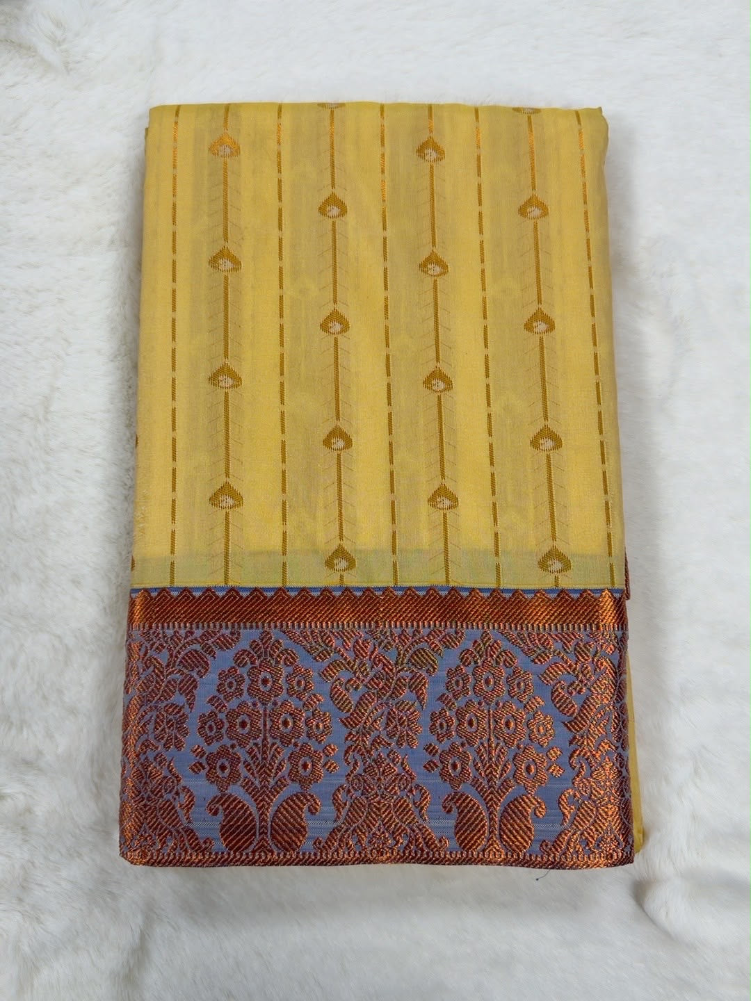 Sari mit goldfarbenem Muster und ornamentaler Bordüre