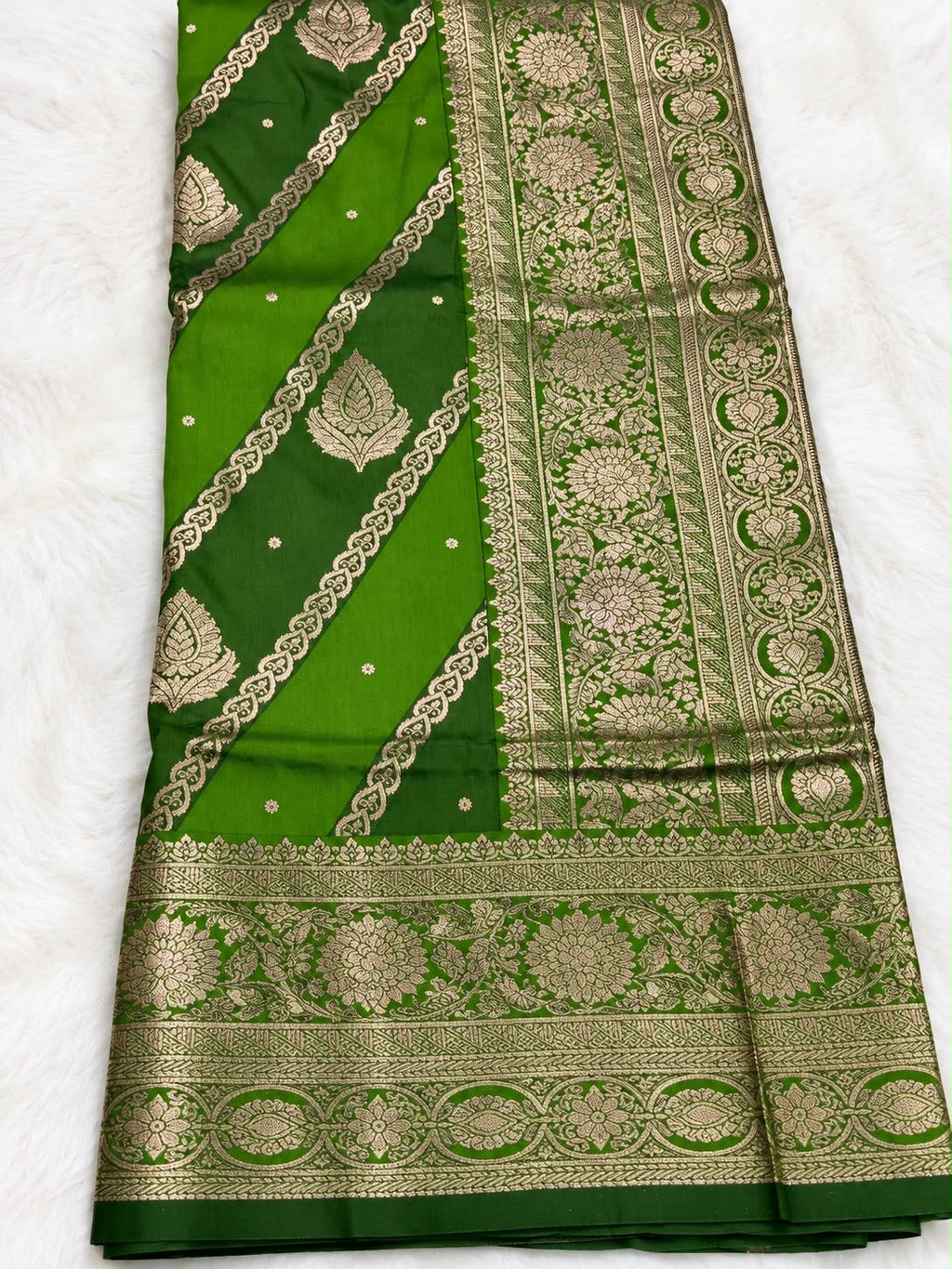 Banarasi Seiden-Saree mit Zari-Weberei