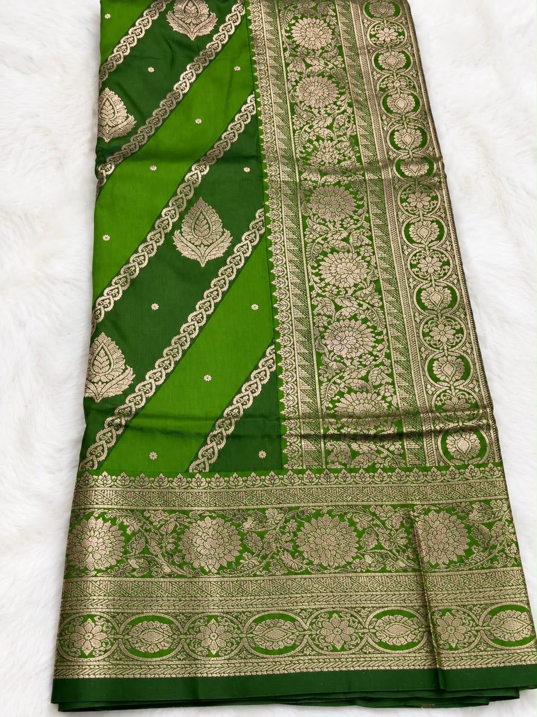 Banarasi Seiden-Saree mit Zari-Weberei