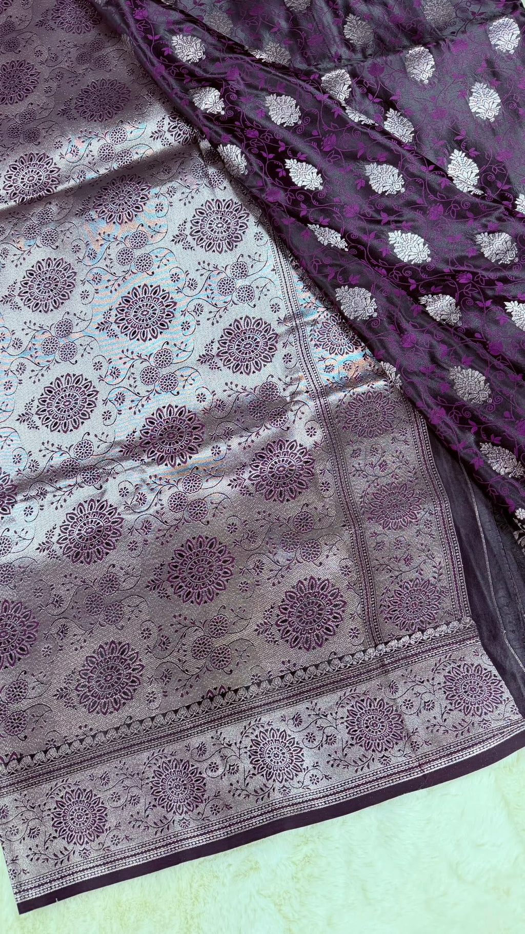 Saree Violett mit silbernem Zari-Muster