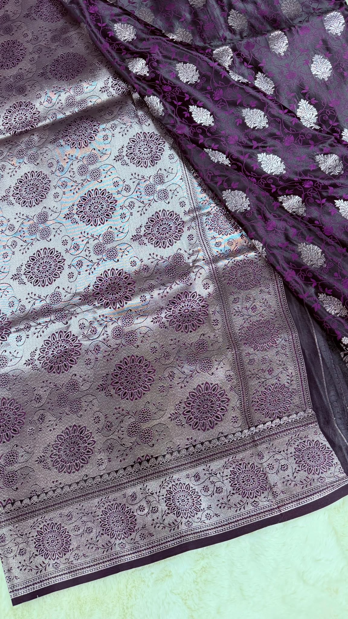 Saree Violett mit silbernem Zari-Muster