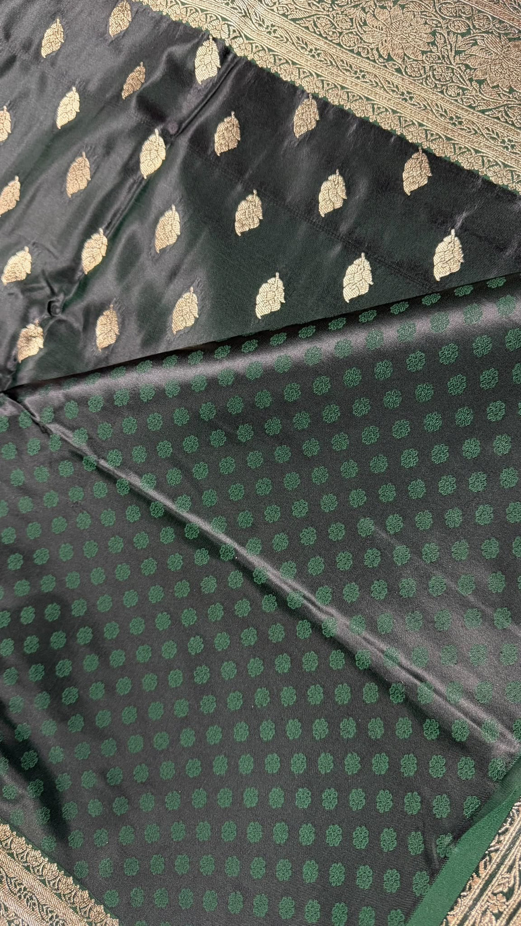 Dunkelgrüner Banarasi-Saree mit Zari-Webmuster