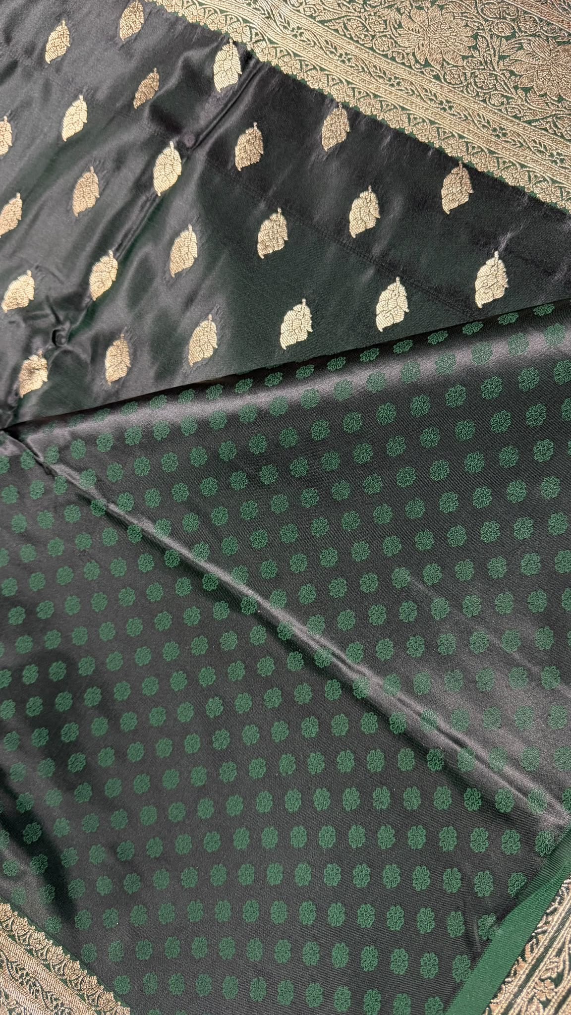 Dunkelgrüner Banarasi-Saree mit Zari-Webmuster