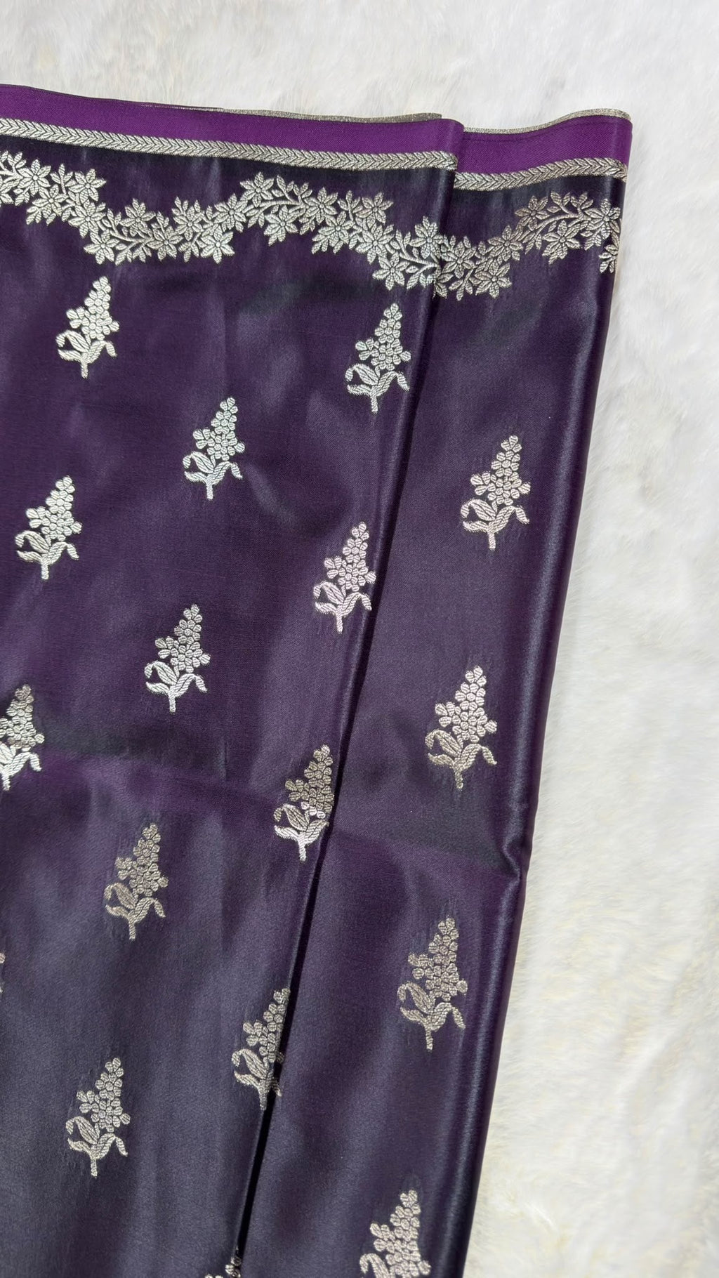 Banarasi Seiden-Saree Dunkellila mit silbernem Zari-Muster