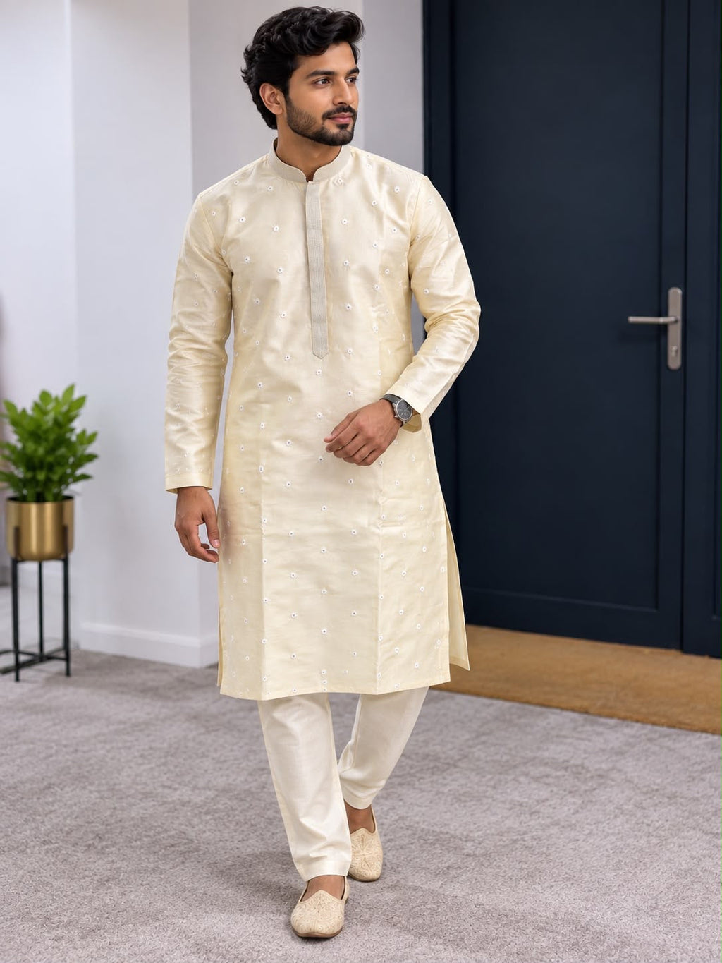 Cremefarbenes Herren-Kurta mit passender Hose, Vorderansicht