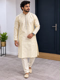 Cremefarbenes Herren-Kurta mit passender Hose, Vorderansicht