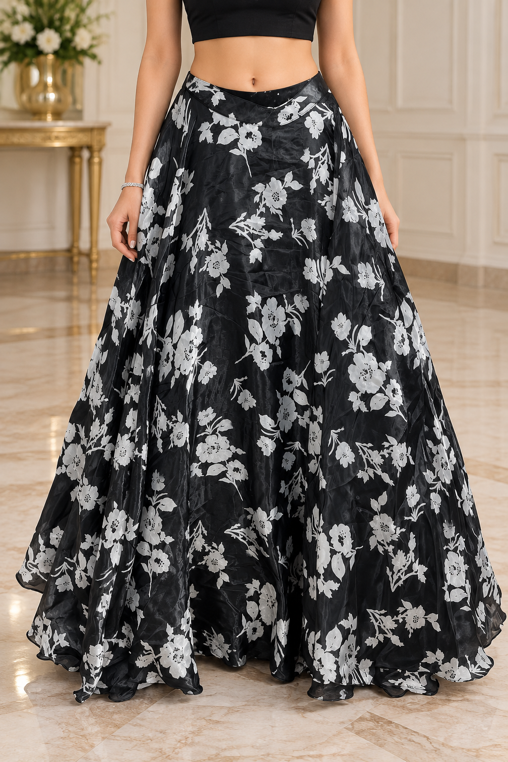 Schwarzes Lehenga-Set mit silberfarbenen Blumenmotiven und Dupatta