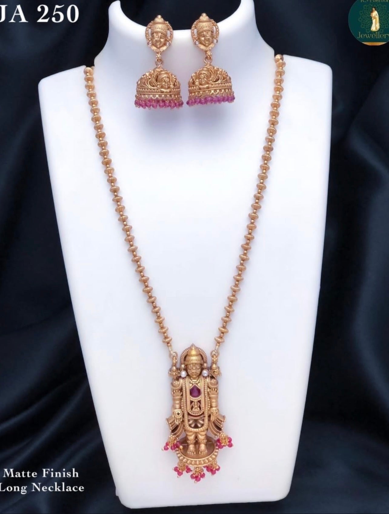 JA 250 Matte Finish Long Necklace Set mit Jhumka-Ohrringen und rosa Steinbesatz