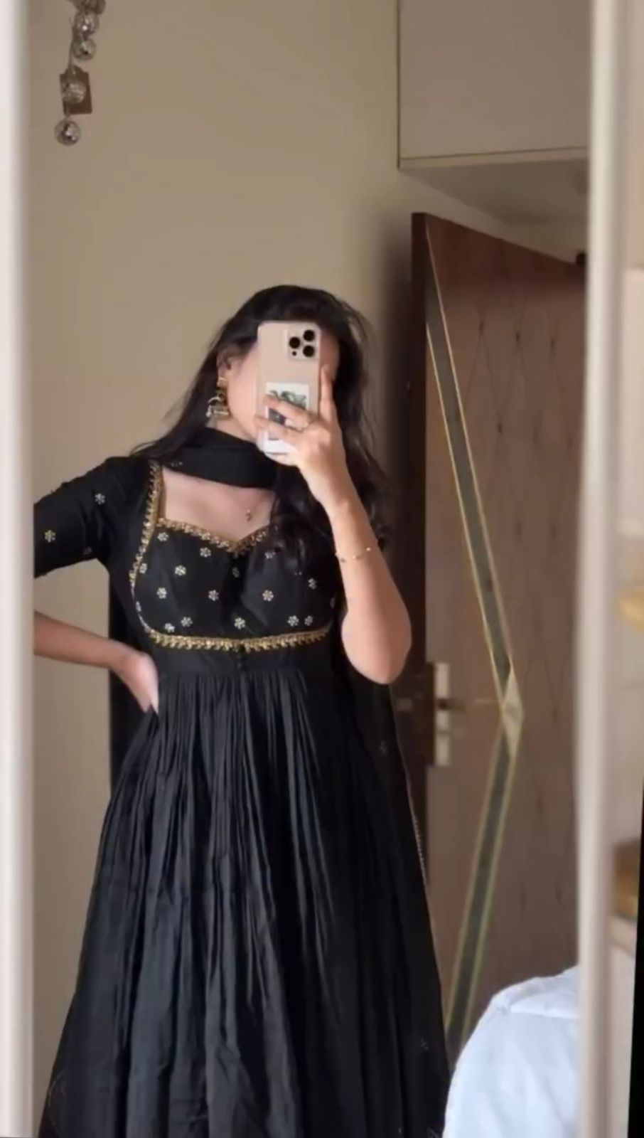 Schwarzes Vichitra Silk Gown-XXL
