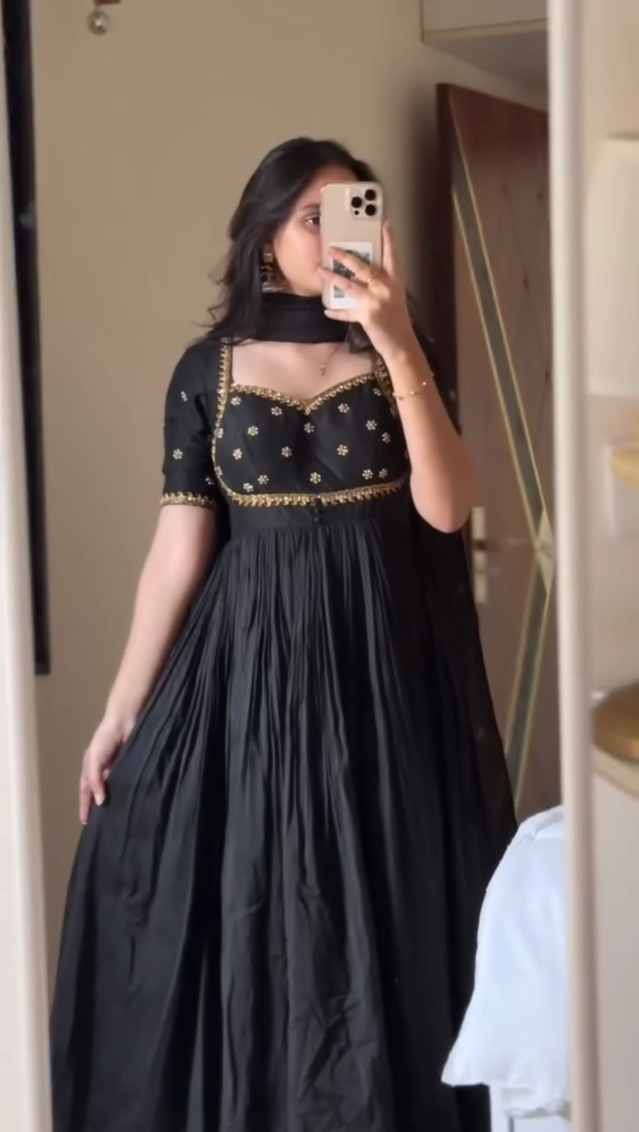 Schwarzes Vichitra Silk Gown-XXL