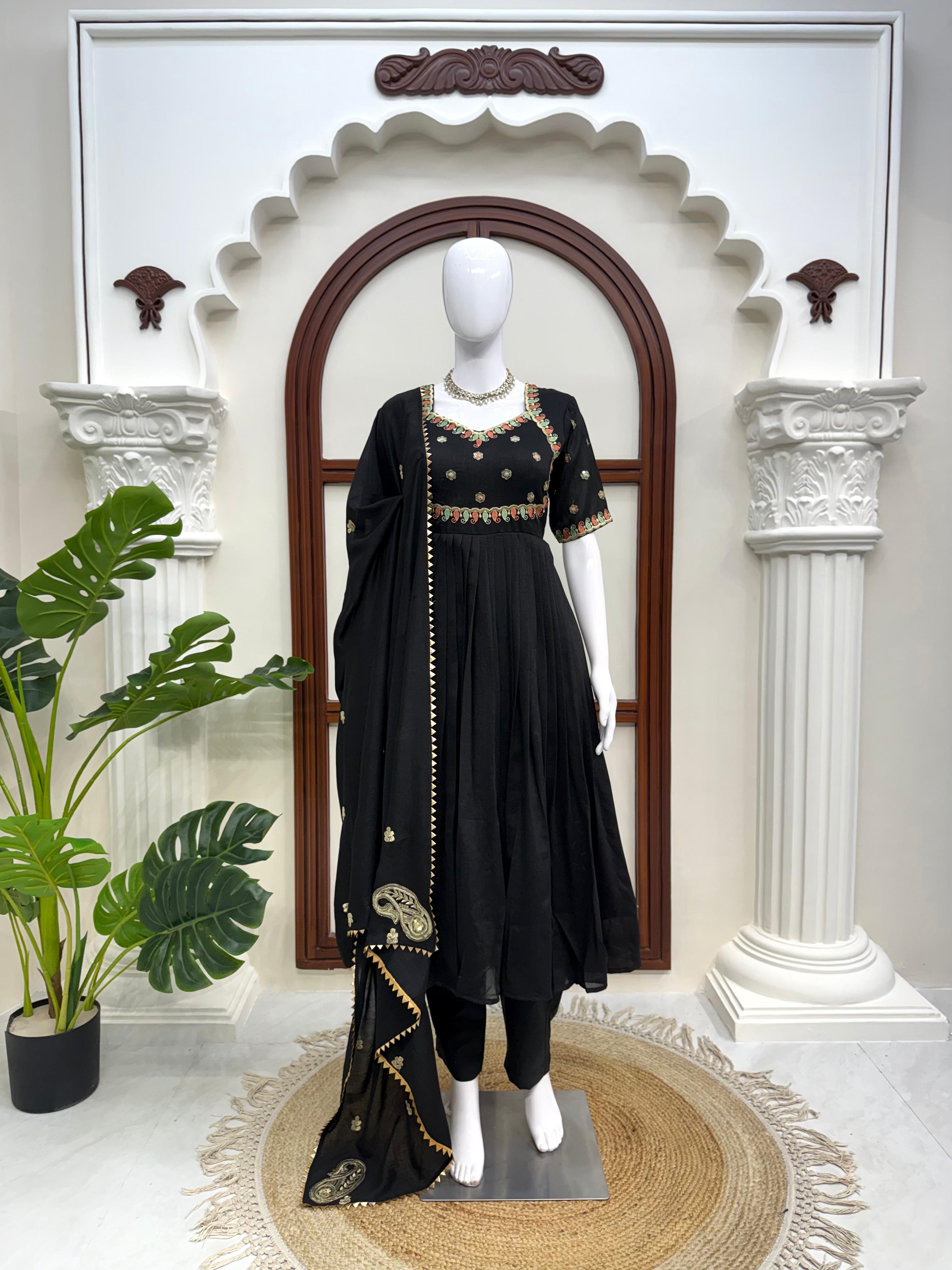 Schwarzes Vichitra Silk Gown-XXL