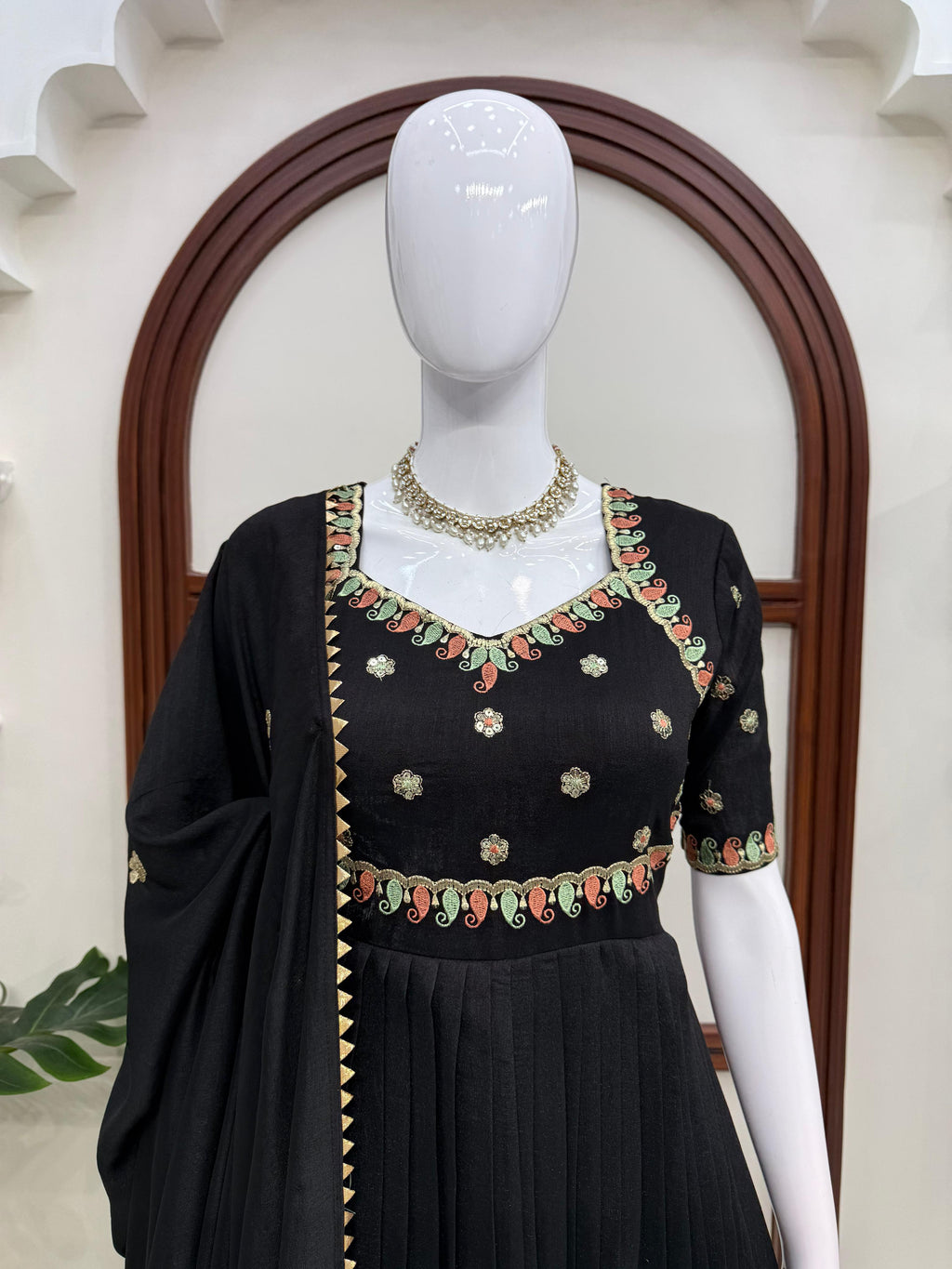 Schwarzes Vichitra Silk Gown-XXL